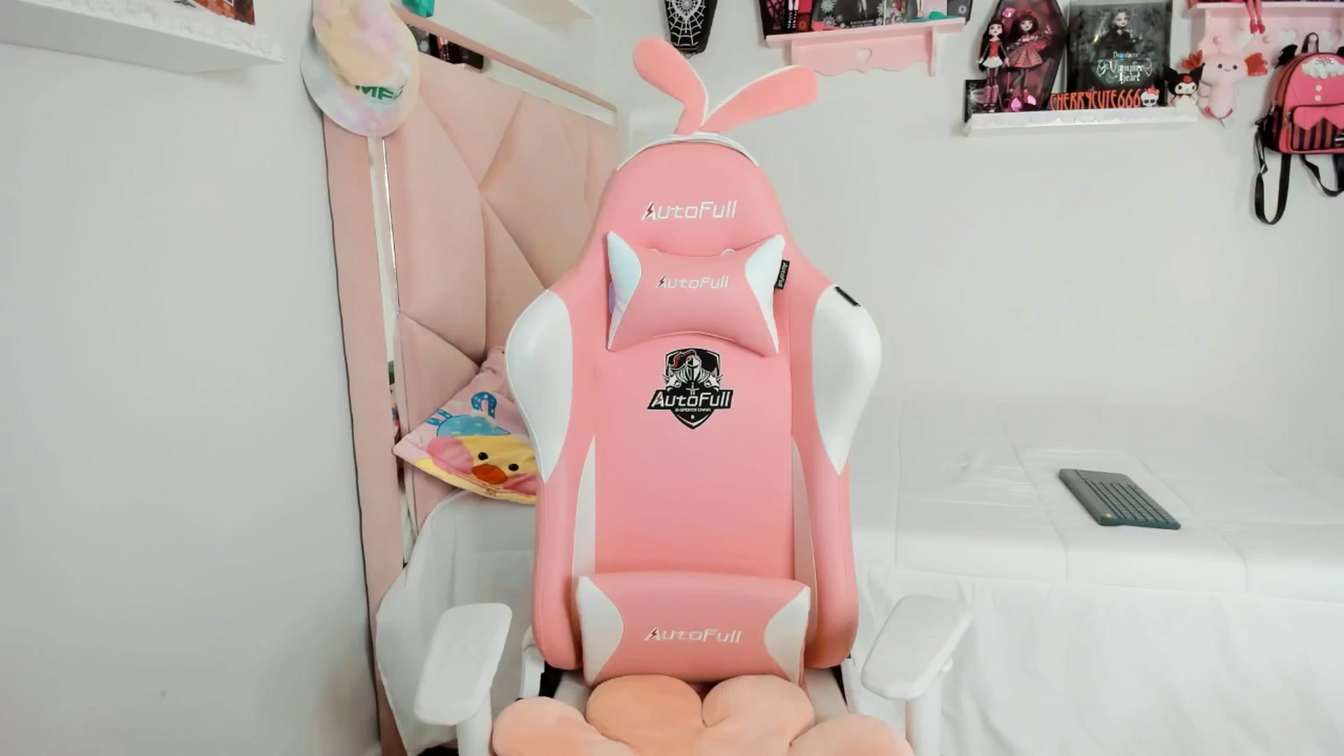 Gallery image thumbnail from Cherrycute666's myfreecams stream on, 04/03/2025, 05:07 image 10 of 20