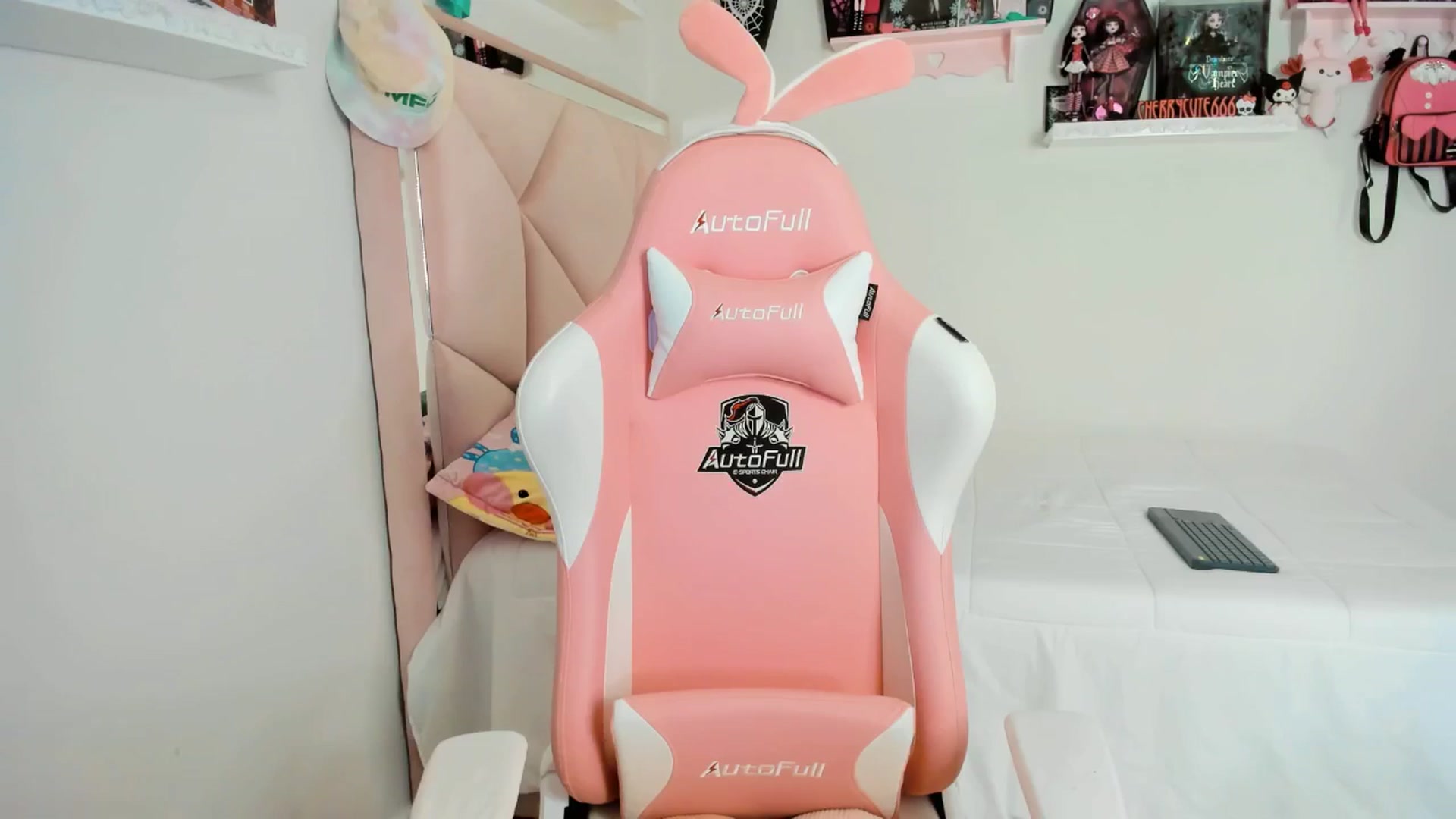 Gallery image thumbnail from Cherrycute666's myfreecams stream on, 04/03/2025, 05:07 image 12 of 20