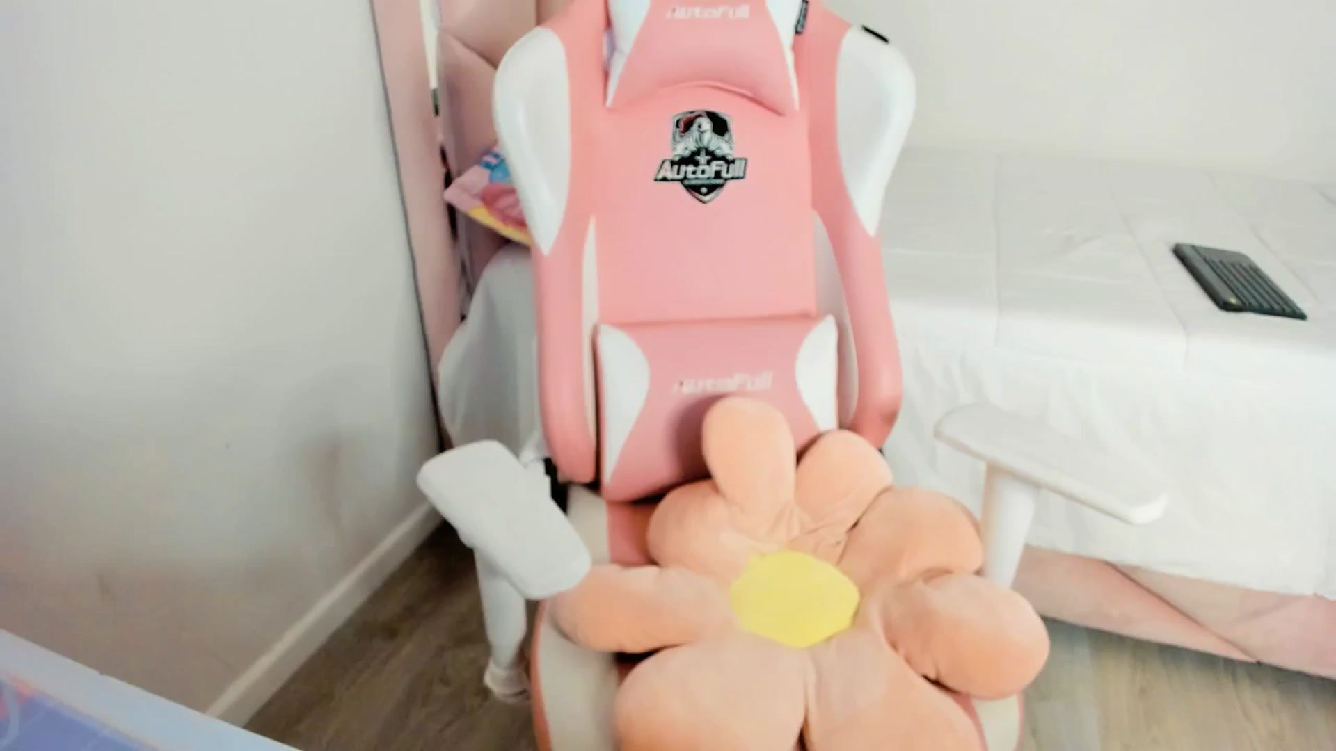 Gallery image thumbnail from Cherrycute666's myfreecams stream on, 04/04/2025, 06:42 image 11 of 20