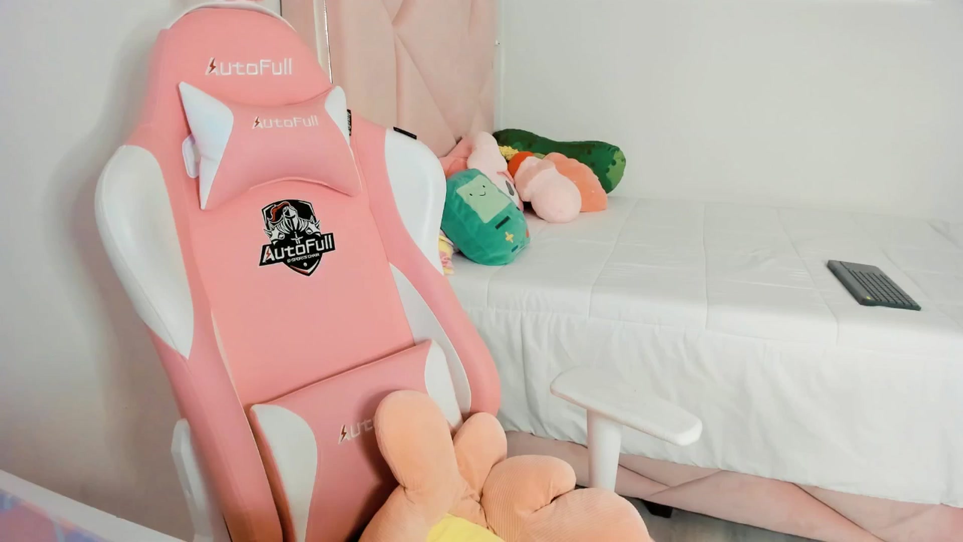 Gallery image thumbnail from Cherrycute666's myfreecams stream on, 04/04/2025, 06:42 image 6 of 20