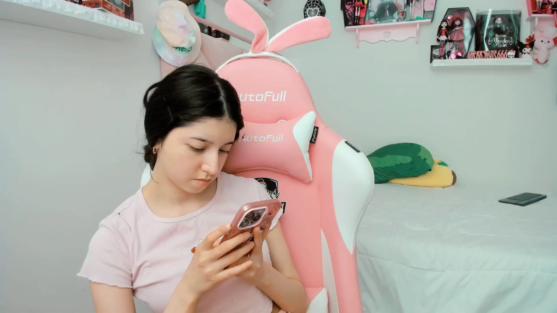 Gallery image thumbnail from Cherrycute666's myfreecams stream on, 04/04/2025, 22:59 image 8 of 20