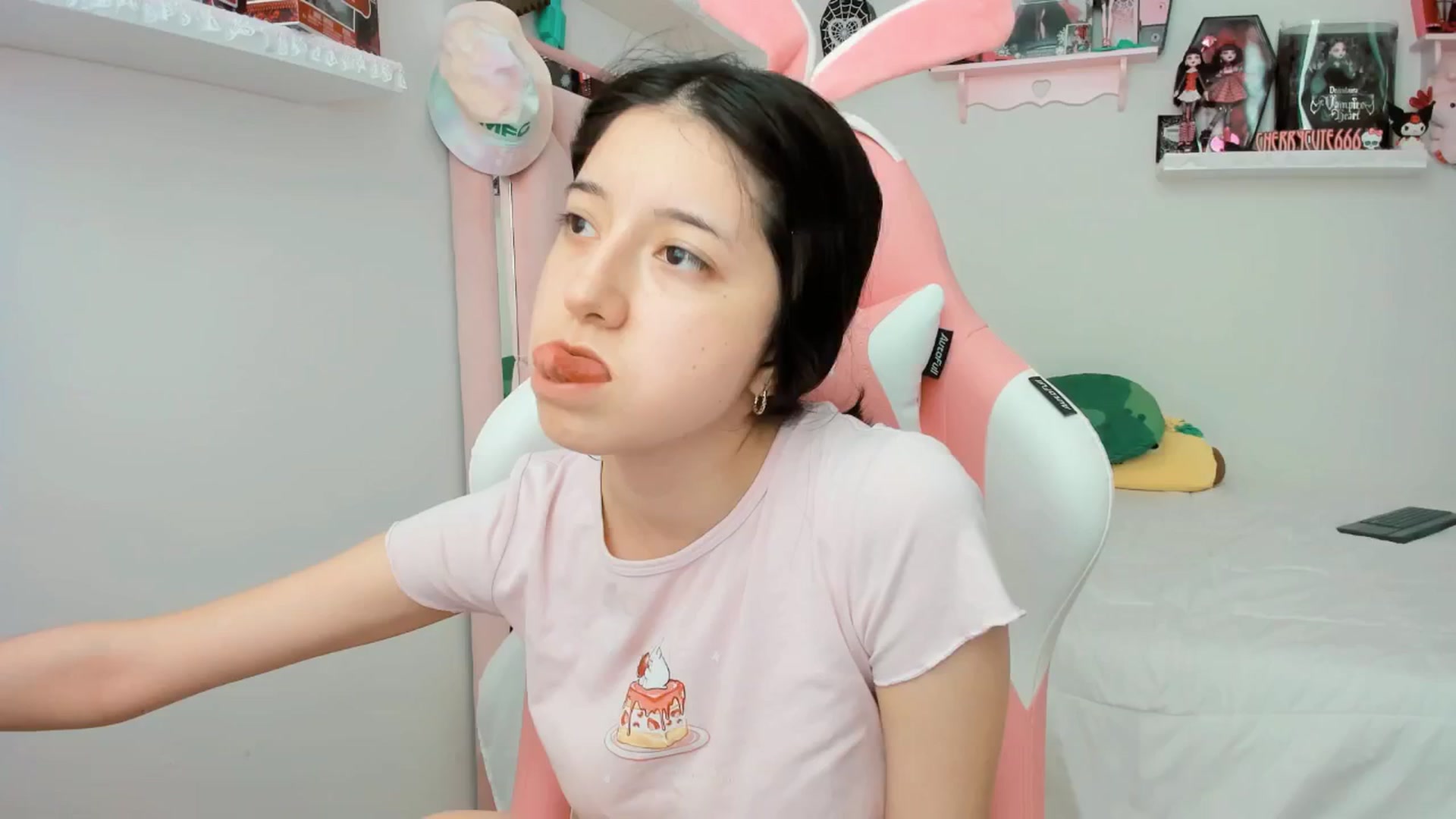 Gallery image thumbnail from Cherrycute666's myfreecams stream on, 04/04/2025, 22:59 image 14 of 20
