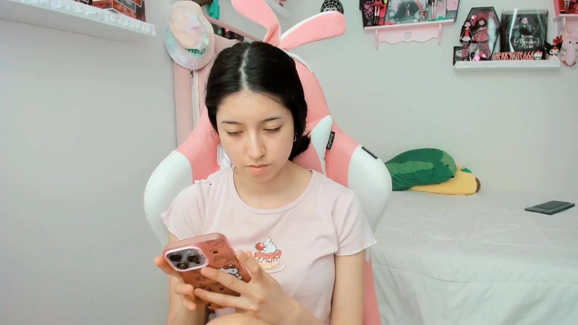 Gallery image thumbnail from Cherrycute666's myfreecams stream on, 04/04/2025, 22:59 image 13 of 20
