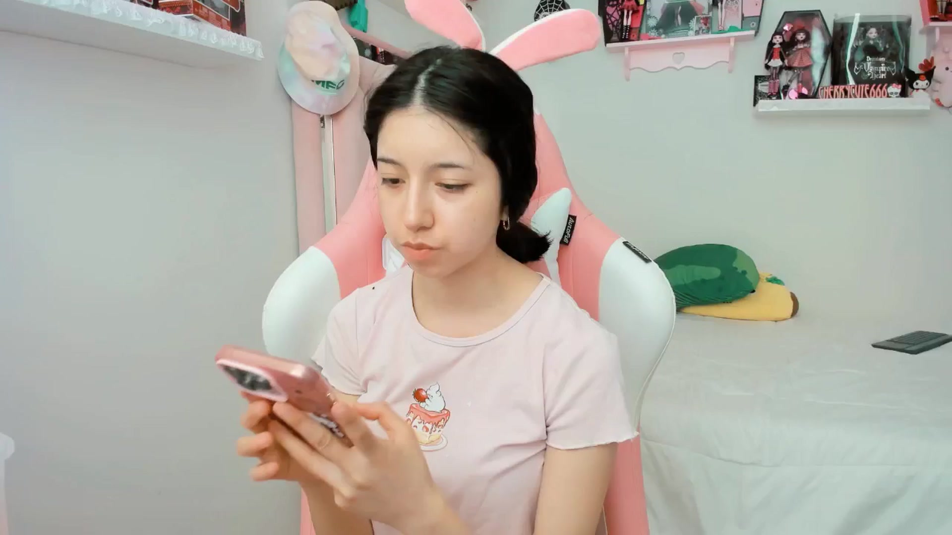 Gallery image thumbnail from Cherrycute666's myfreecams stream on, 04/04/2025, 22:59 image 12 of 20