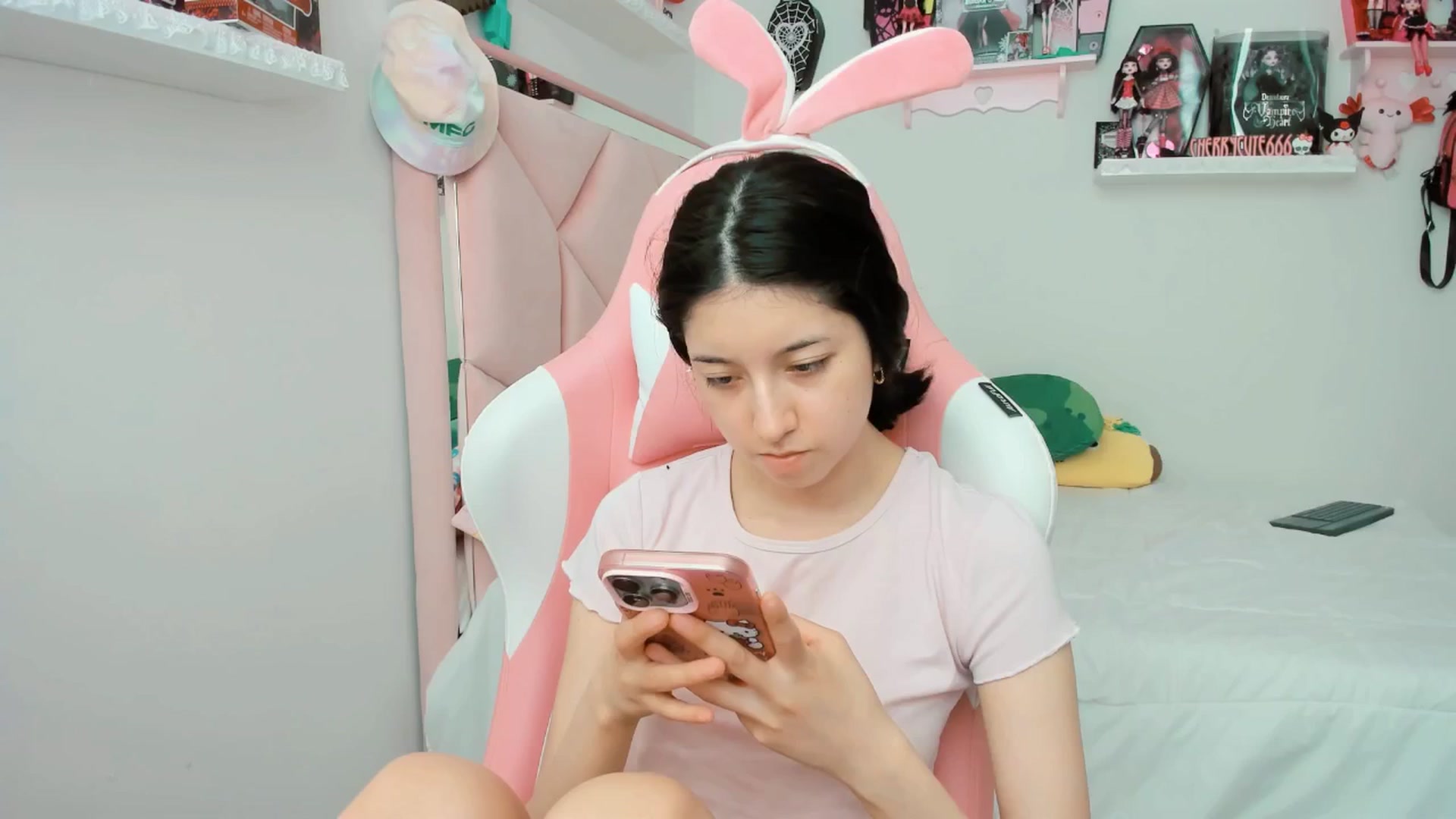 Gallery image thumbnail from Cherrycute666's myfreecams stream on, 04/04/2025, 22:59 image 7 of 20