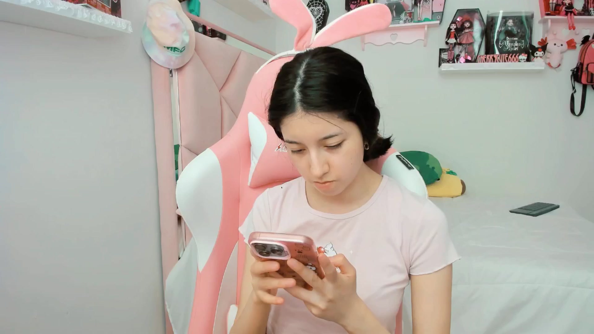Gallery image thumbnail from Cherrycute666's myfreecams stream on, 04/04/2025, 22:59 image 15 of 20