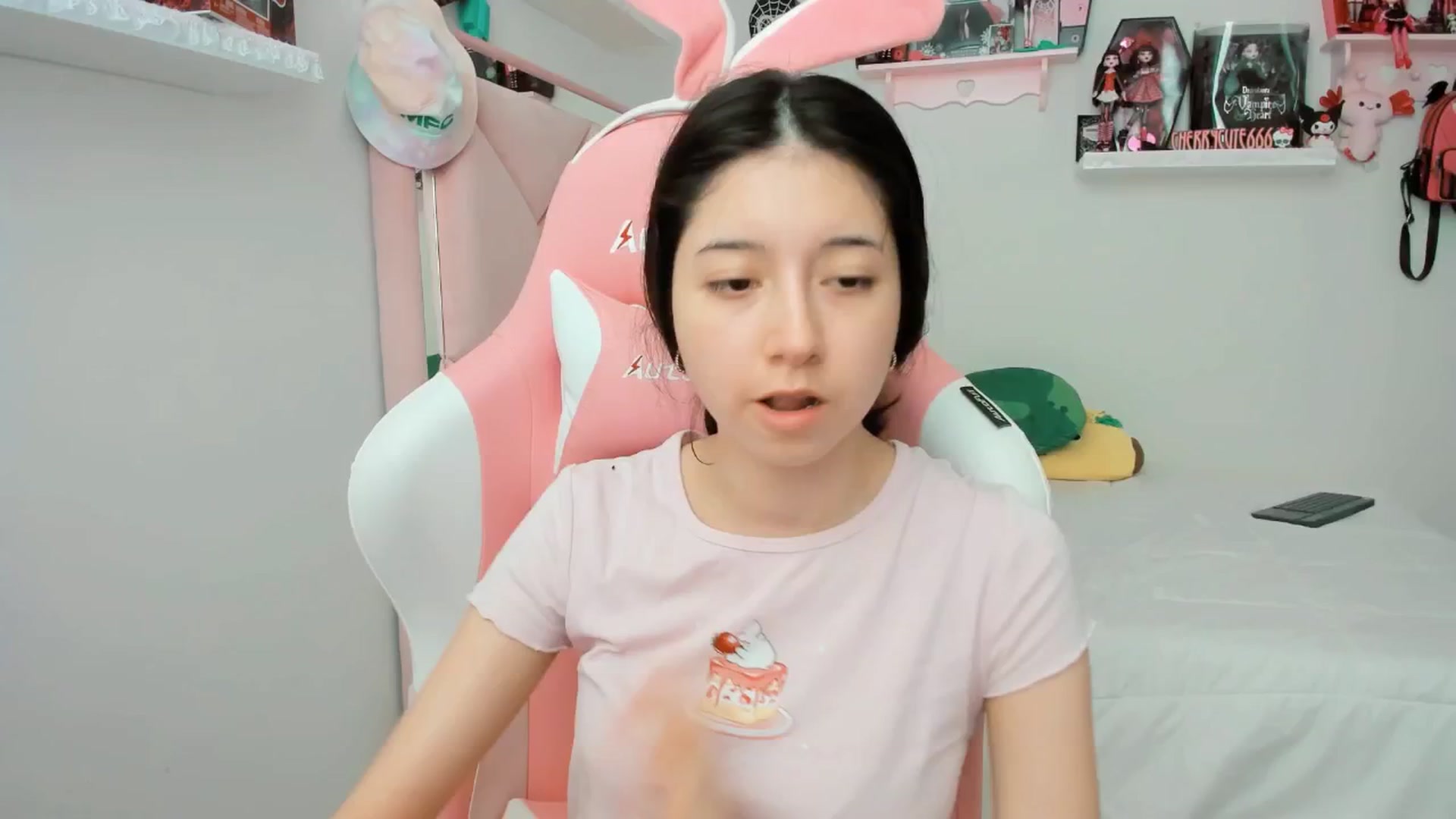 Gallery image thumbnail from Cherrycute666's myfreecams stream on, 04/04/2025, 22:59 image 17 of 20