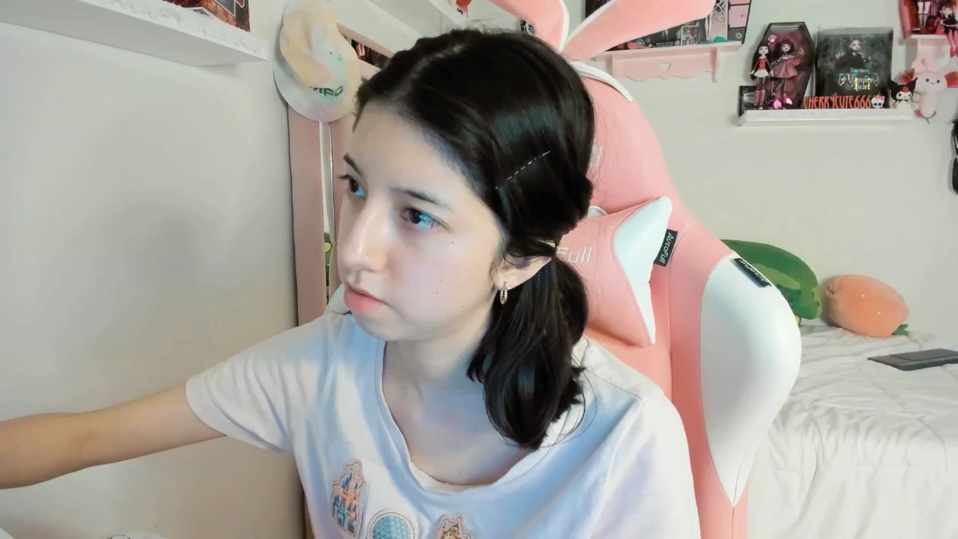 Gallery image thumbnail from Cherrycute666's myfreecams stream on, 04/06/2025, 04:16 image 17 of 20