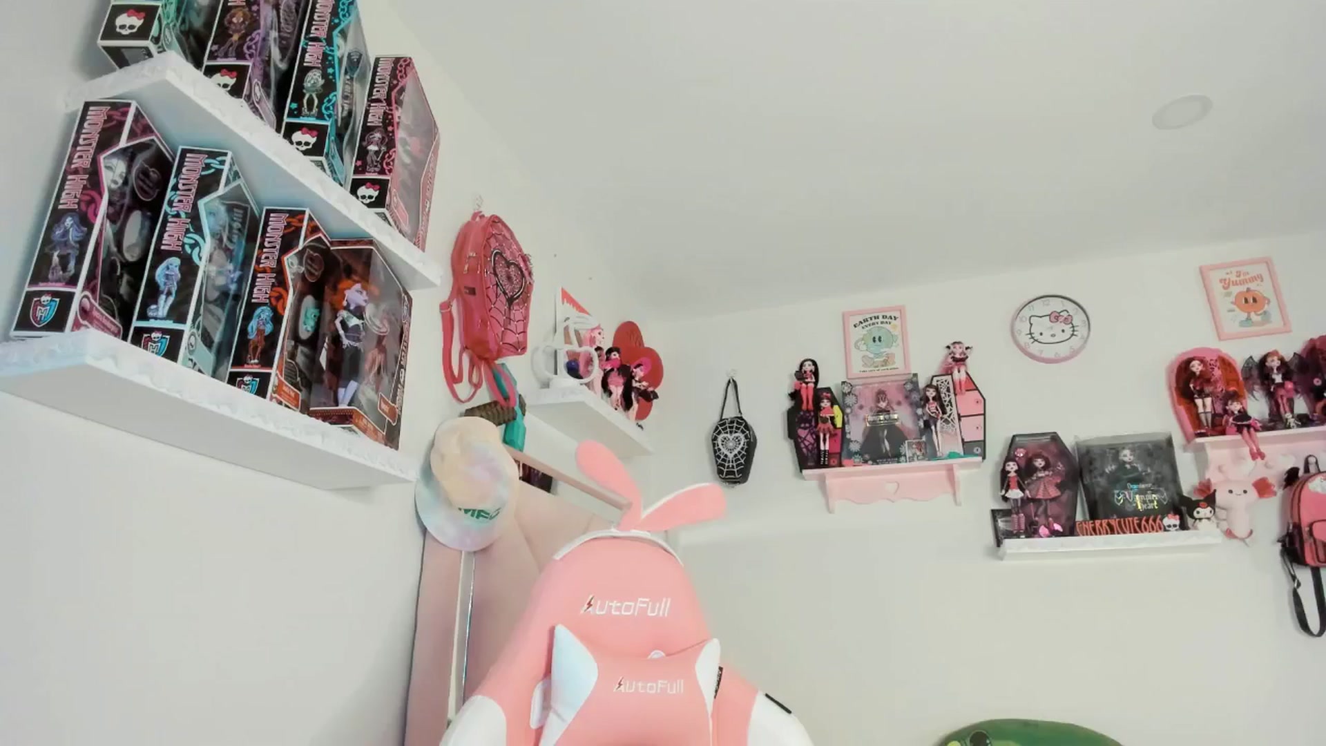Gallery image thumbnail from Cherrycute666's myfreecams stream on, 04/06/2025, 04:16 image 2 of 20