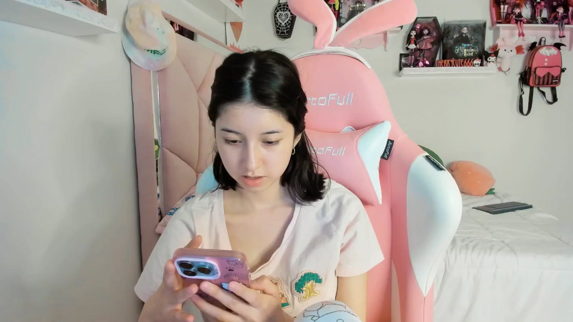 Gallery image thumbnail from Cherrycute666's myfreecams stream on, 04/06/2025, 04:16 image 15 of 20