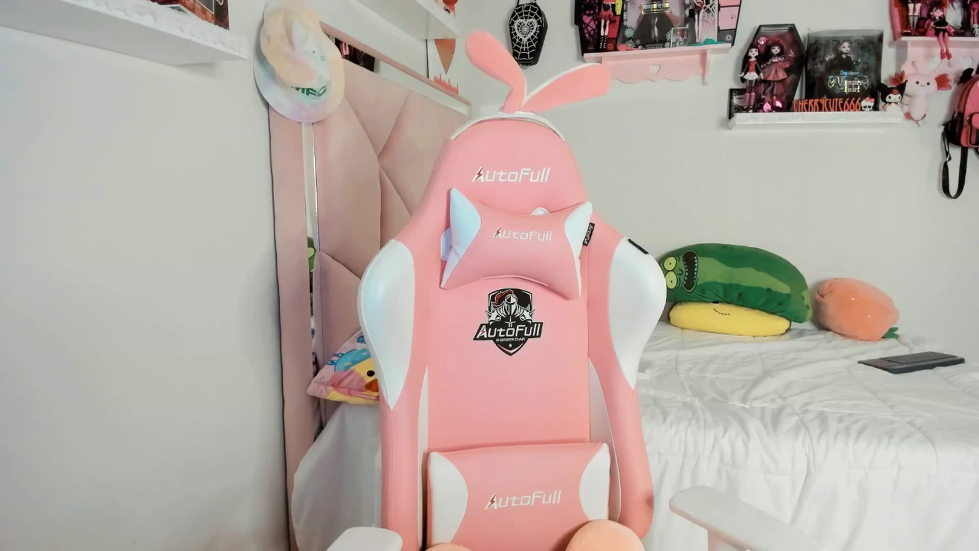 Gallery image thumbnail from Cherrycute666's myfreecams stream on, 04/06/2025, 04:16 image 13 of 20