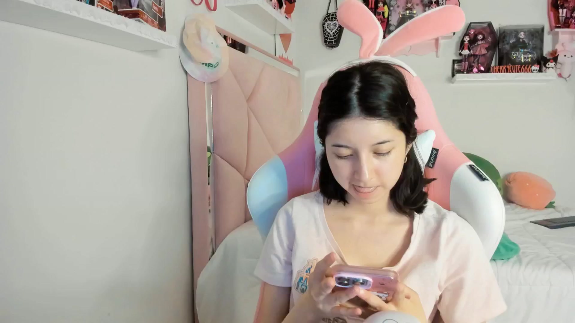 Gallery image thumbnail from Cherrycute666's myfreecams stream on, 04/06/2025, 05:36 image 15 of 20