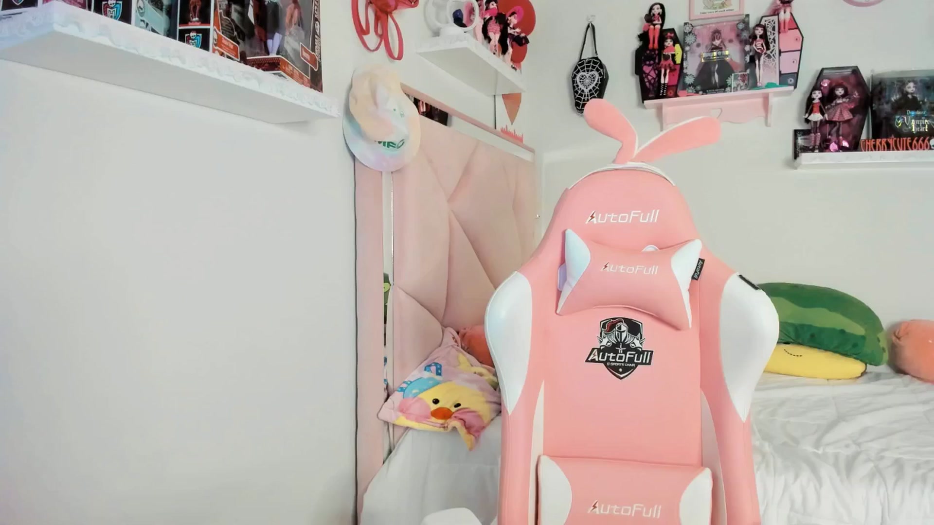 Gallery image thumbnail from Cherrycute666's myfreecams stream on, 04/06/2025, 05:36 image 2 of 20