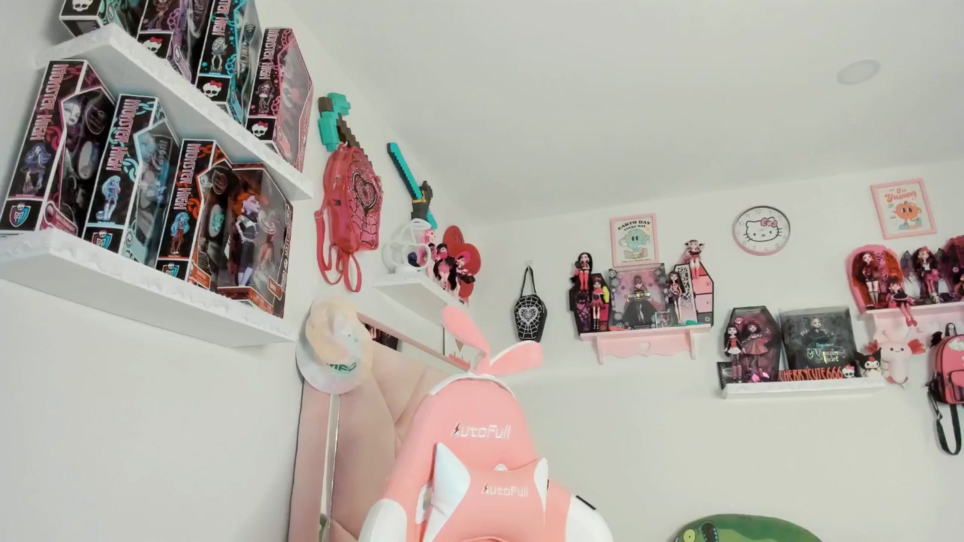Gallery image thumbnail from Cherrycute666's myfreecams stream on, 04/06/2025, 05:36 image 5 of 20