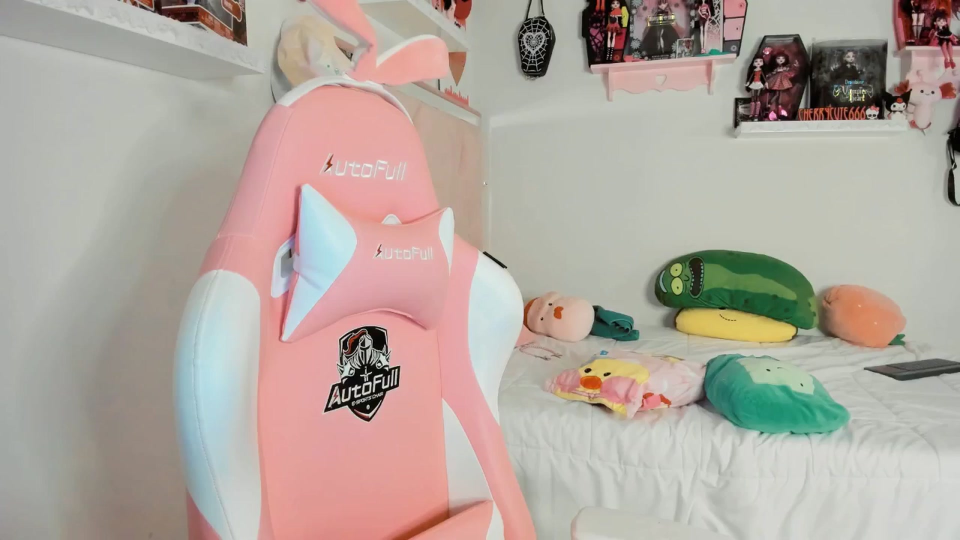 Gallery image thumbnail from Cherrycute666's myfreecams stream on, 04/06/2025, 06:28 image 10 of 20