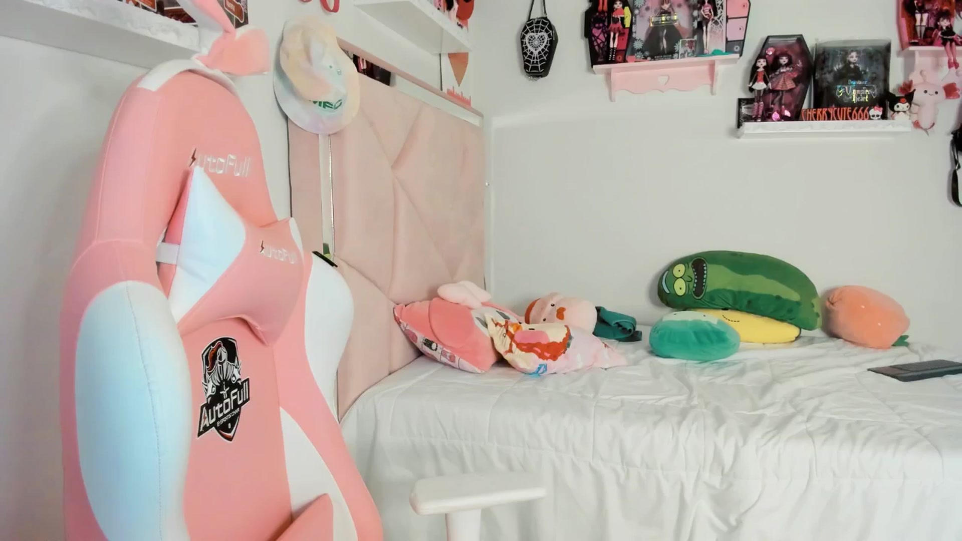 Gallery image thumbnail from Cherrycute666's myfreecams stream on, 04/06/2025, 06:28 image 18 of 20