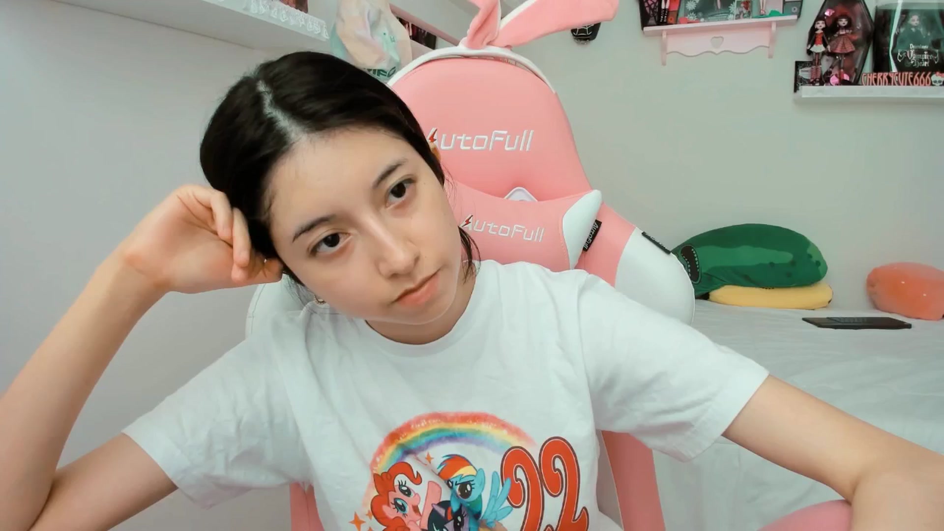 Gallery image thumbnail from Cherrycute666's myfreecams stream on, 04/06/2025, 21:52 image 15 of 20