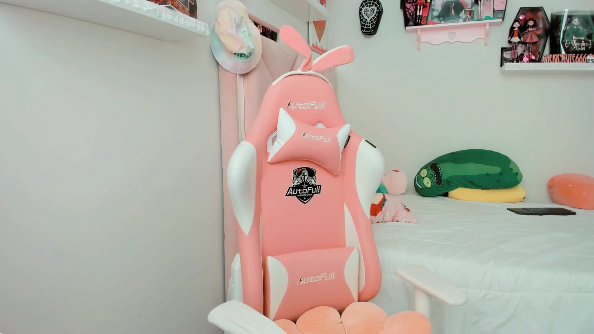 Gallery image thumbnail from Cherrycute666's myfreecams stream on, 04/06/2025, 21:52 image 4 of 20