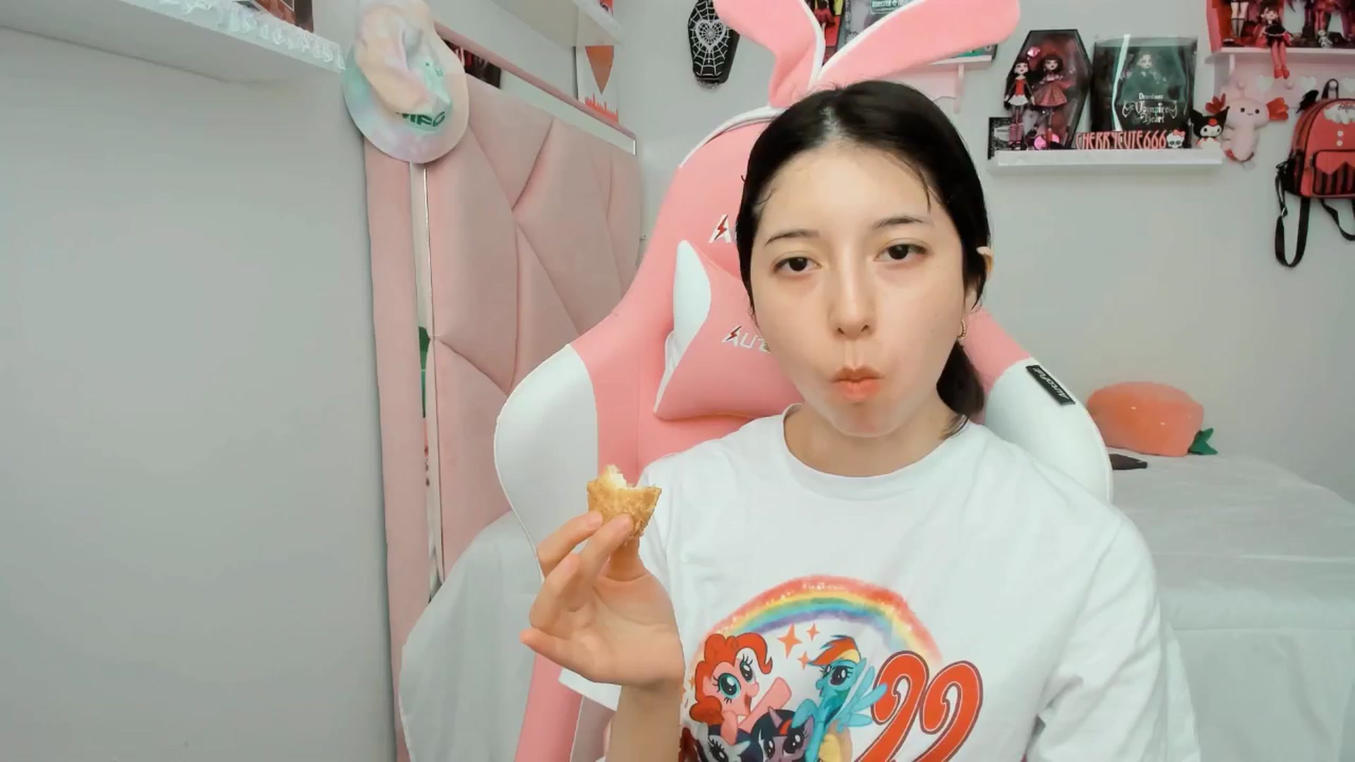 Gallery image thumbnail from Cherrycute666's myfreecams stream on, 04/06/2025, 21:52 image 8 of 20