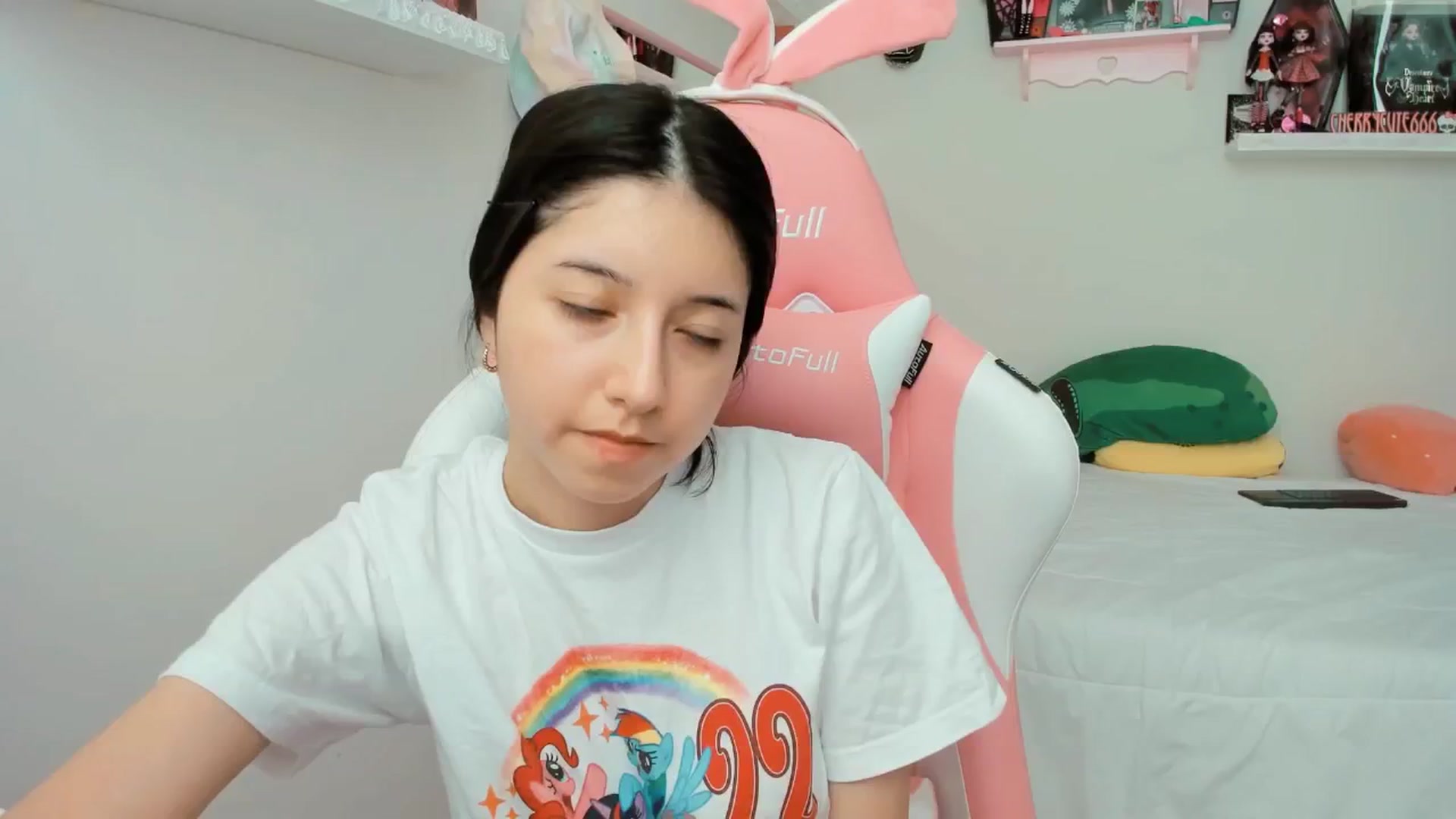 Gallery image thumbnail from Cherrycute666's myfreecams stream on, 04/06/2025, 21:52 image 16 of 20