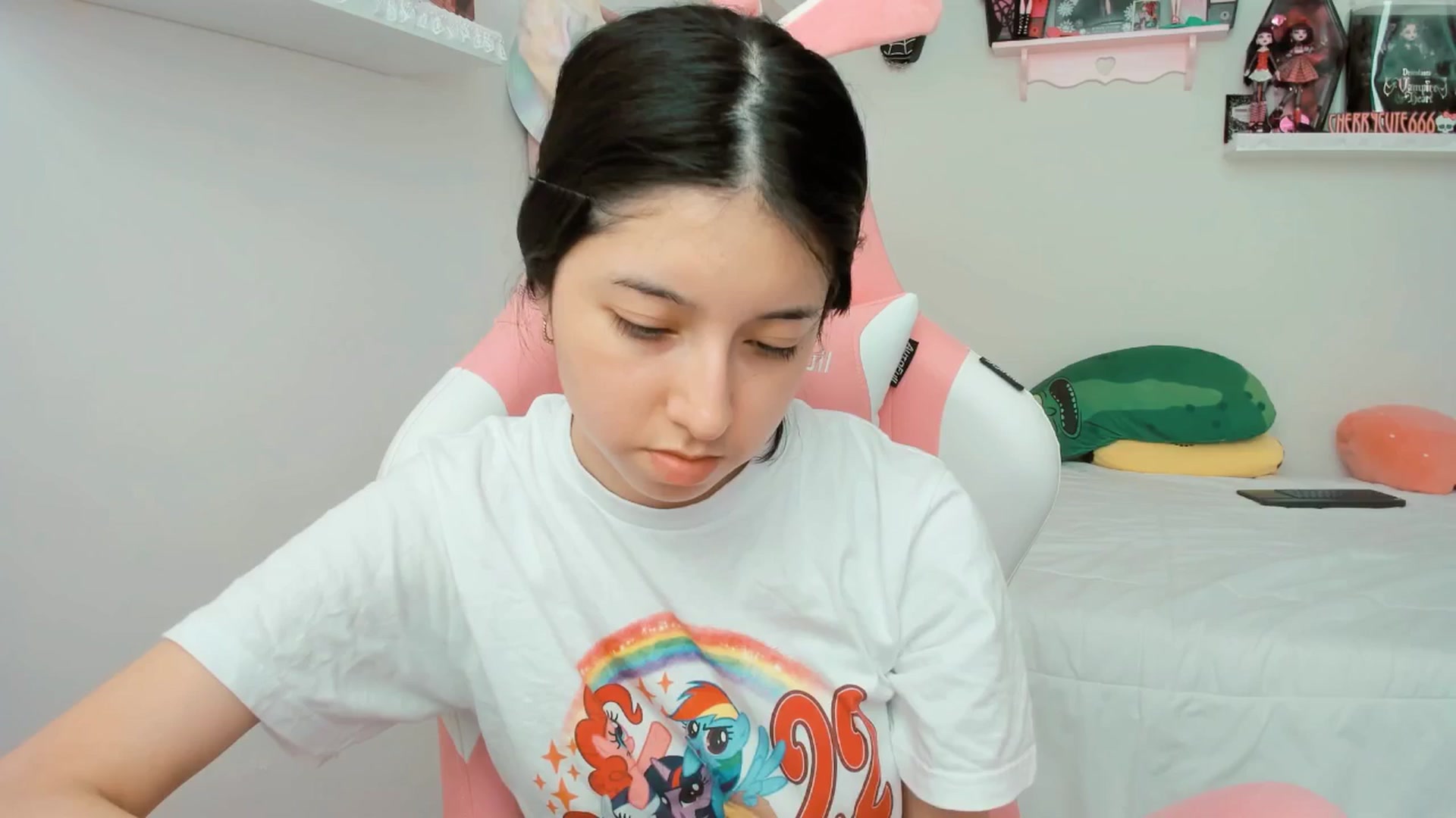 Gallery image thumbnail from Cherrycute666's myfreecams stream on, 04/06/2025, 21:52 image 13 of 20