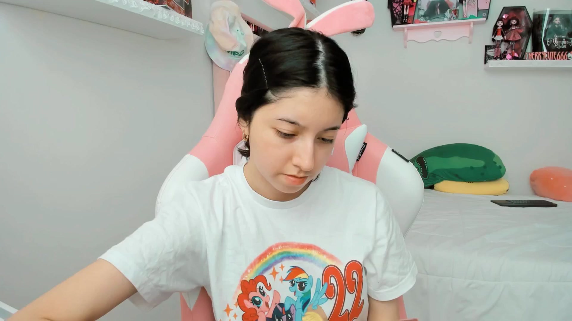 Gallery image thumbnail from Cherrycute666's myfreecams stream on, 04/06/2025, 21:52 image 3 of 20