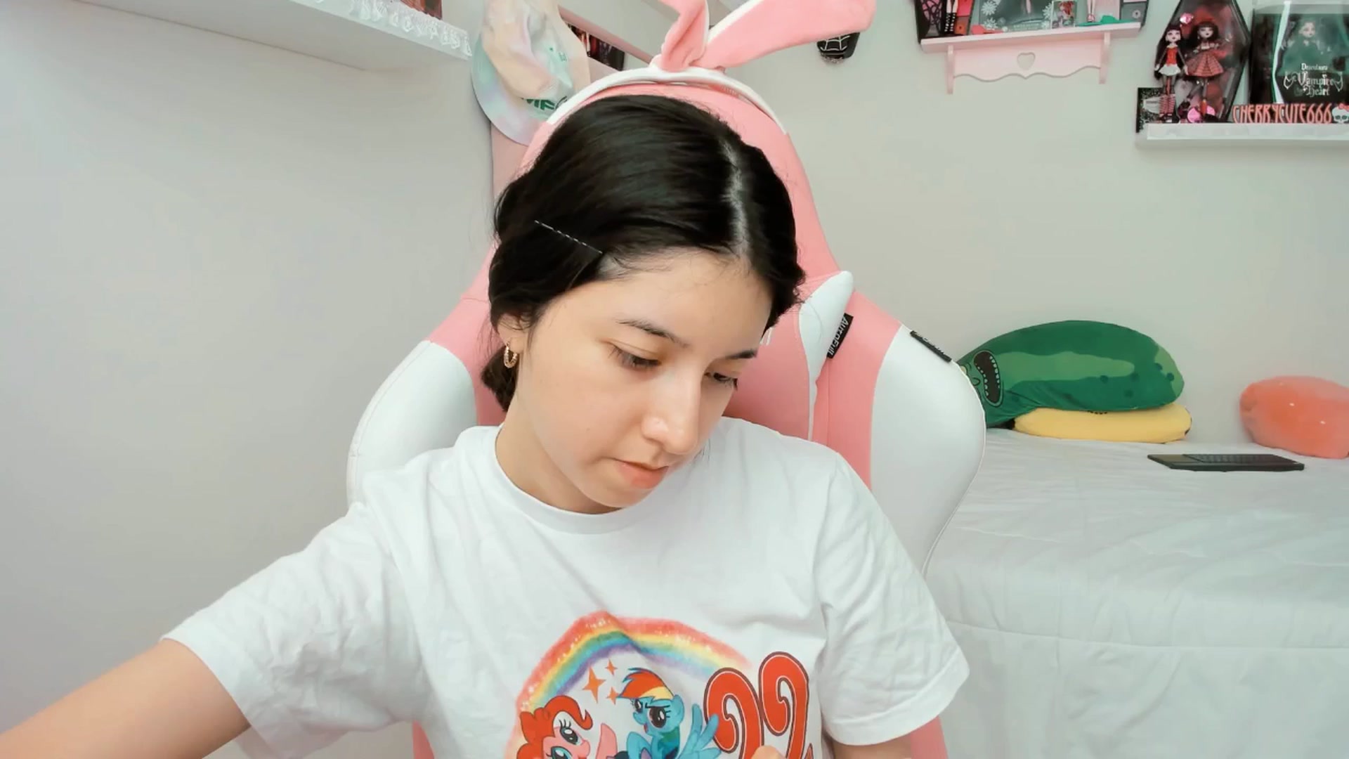 Gallery image thumbnail from Cherrycute666's myfreecams stream on, 04/06/2025, 21:52 image 17 of 20