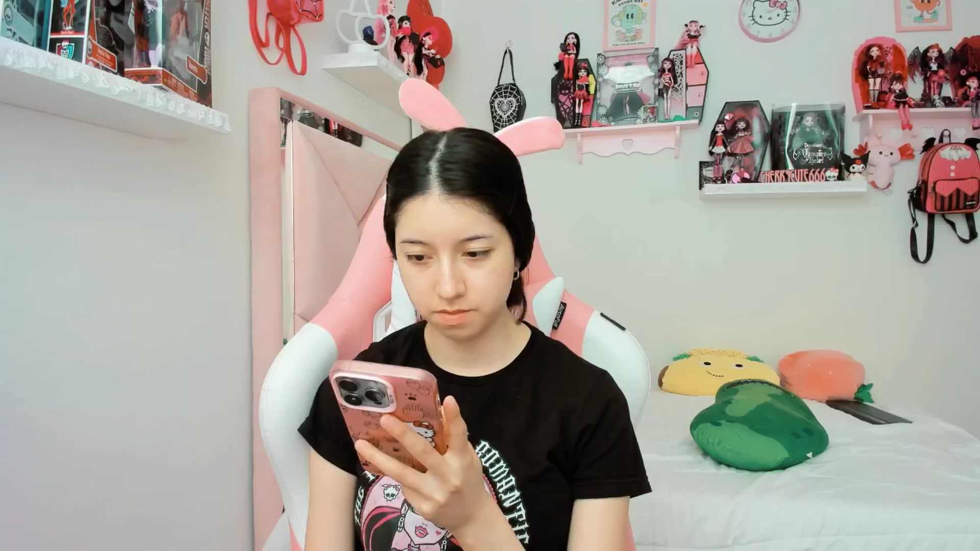 Gallery image thumbnail from Cherrycute666's myfreecams stream on, 04/07/2025, 17:46 image 1 of 20
