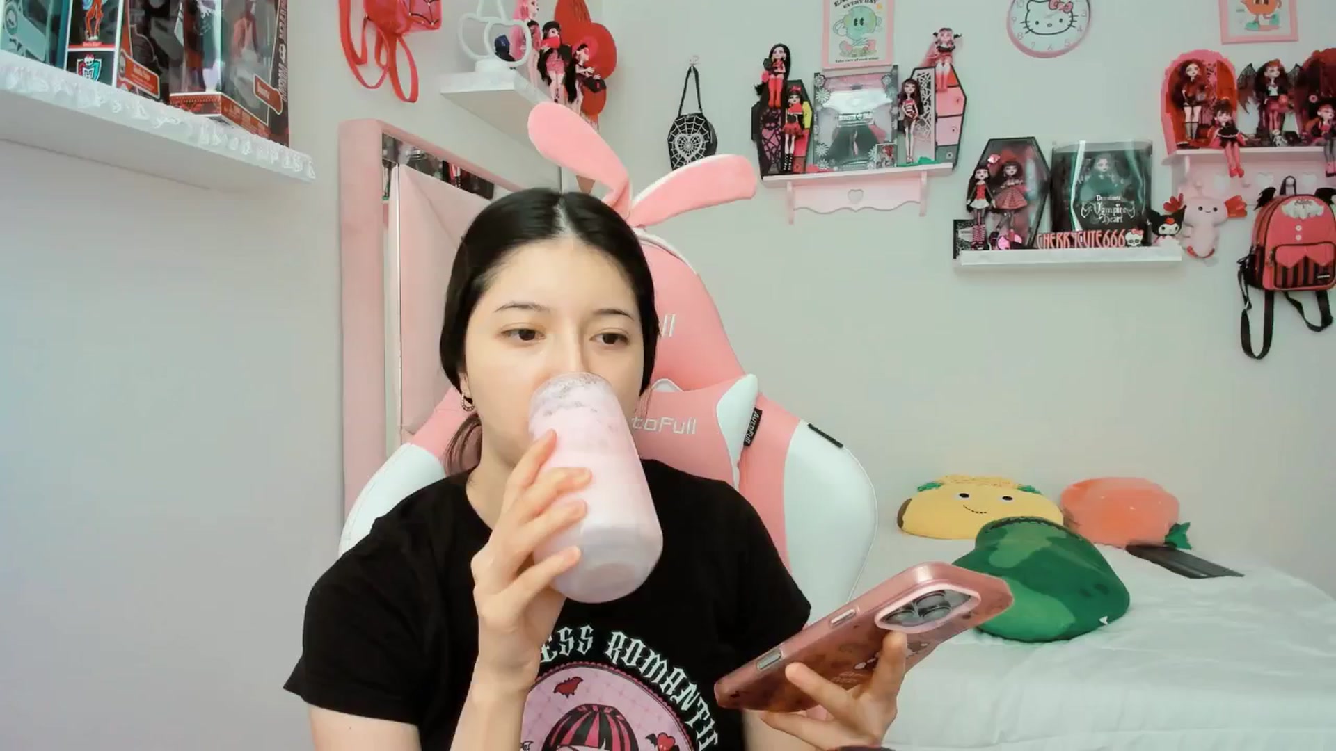 Gallery image thumbnail from Cherrycute666's myfreecams stream on, 04/07/2025, 17:46 image 5 of 20