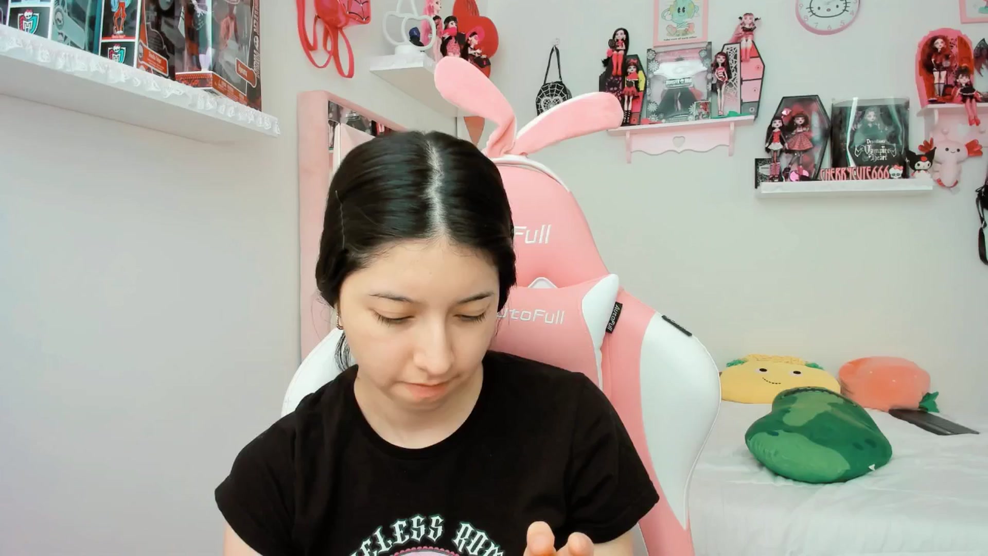Gallery image thumbnail from Cherrycute666's myfreecams stream on, 04/07/2025, 17:46 image 13 of 20