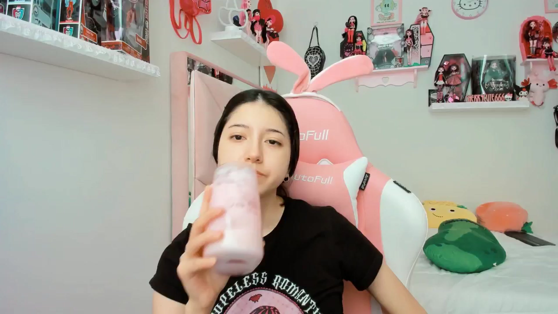Gallery image thumbnail from Cherrycute666's myfreecams stream on, 04/07/2025, 17:46 image 17 of 20