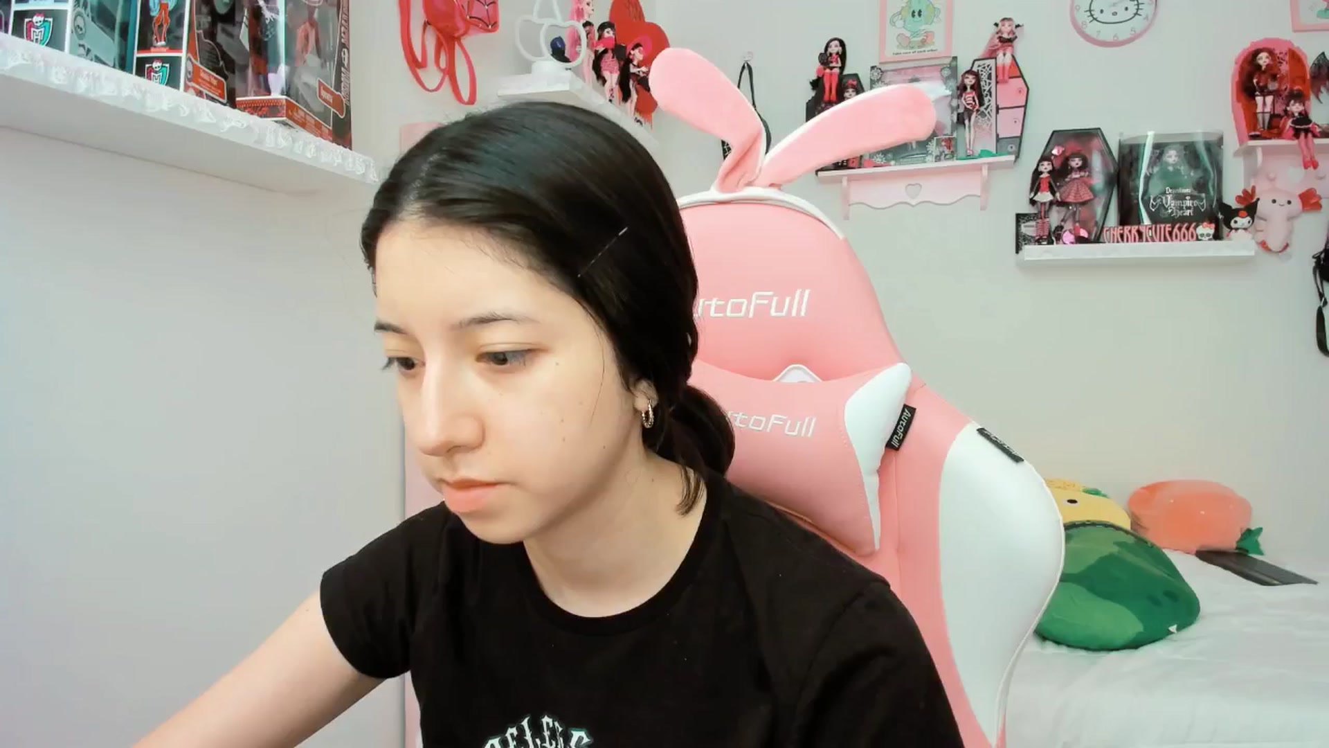 Gallery image thumbnail from Cherrycute666's myfreecams stream on, 04/07/2025, 17:46 image 15 of 20