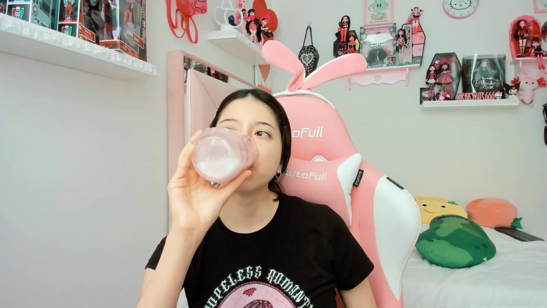 Gallery image thumbnail from Cherrycute666's myfreecams stream on, 04/07/2025, 17:46 image 18 of 20