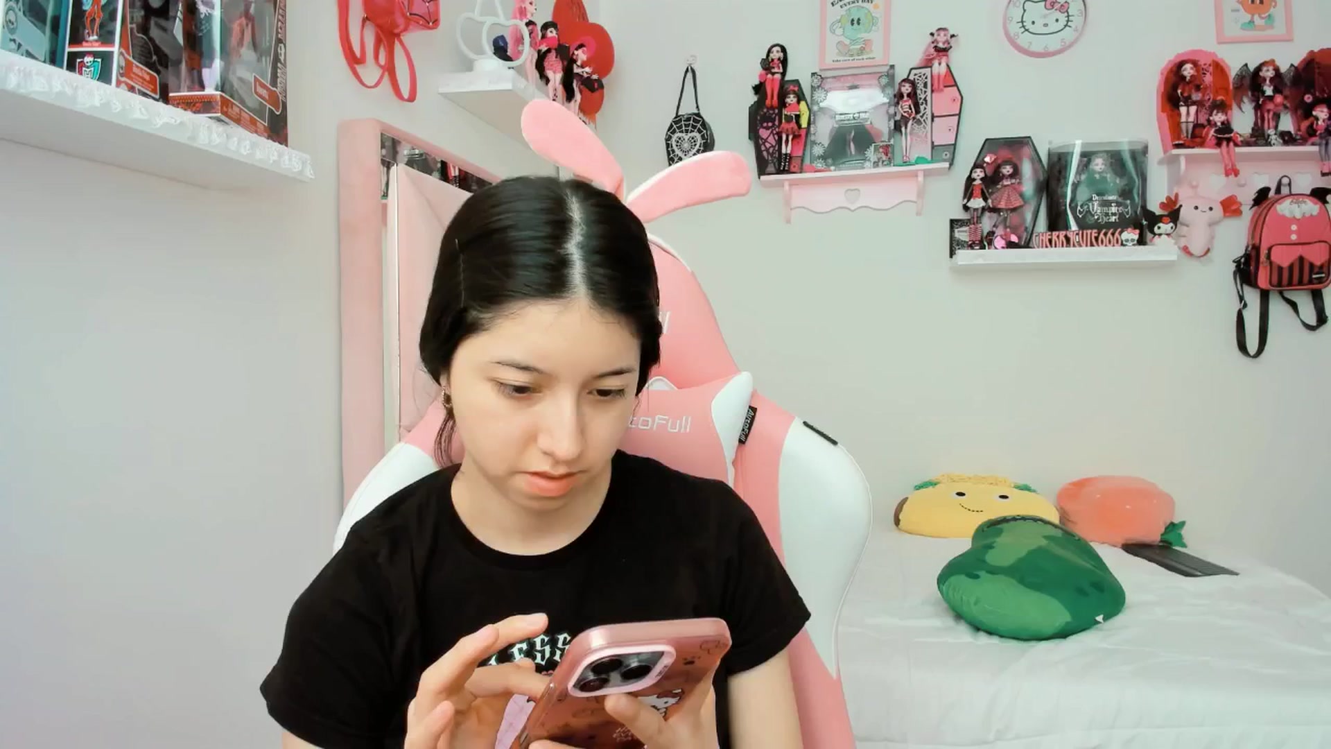 Gallery image thumbnail from Cherrycute666's myfreecams stream on, 04/07/2025, 17:46 image 3 of 20