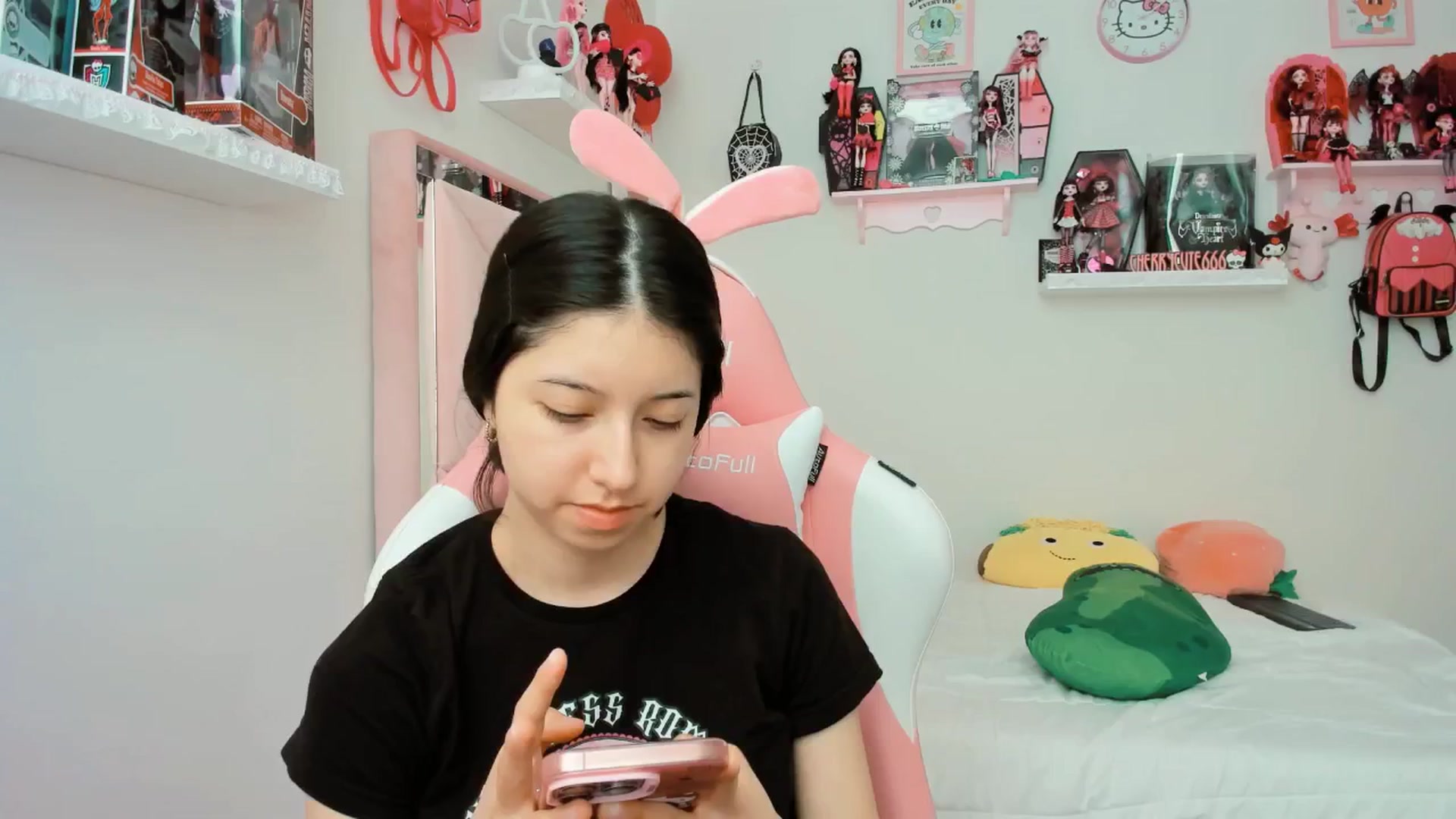 Gallery image thumbnail from Cherrycute666's myfreecams stream on, 04/07/2025, 17:46 image 4 of 20