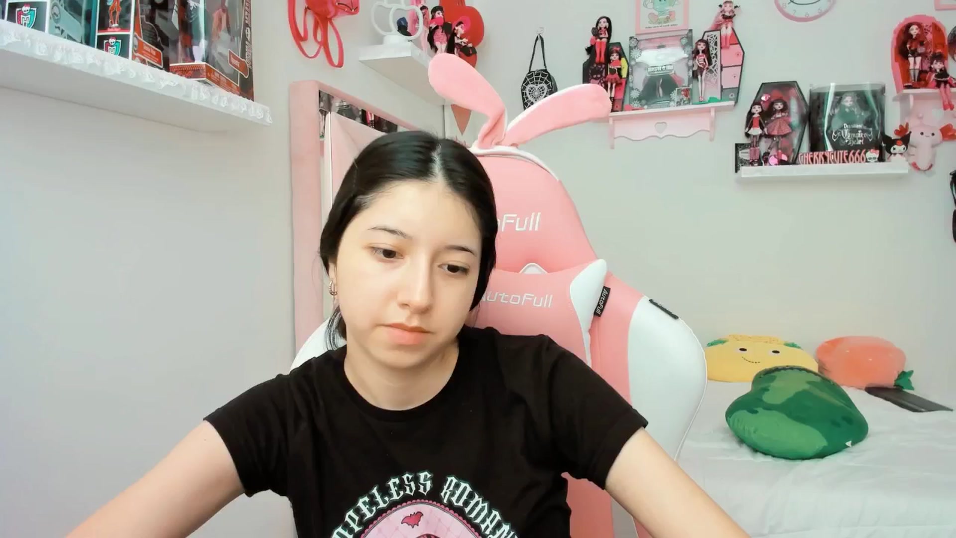Gallery image thumbnail from Cherrycute666's myfreecams stream on, 04/07/2025, 17:46 image 16 of 20