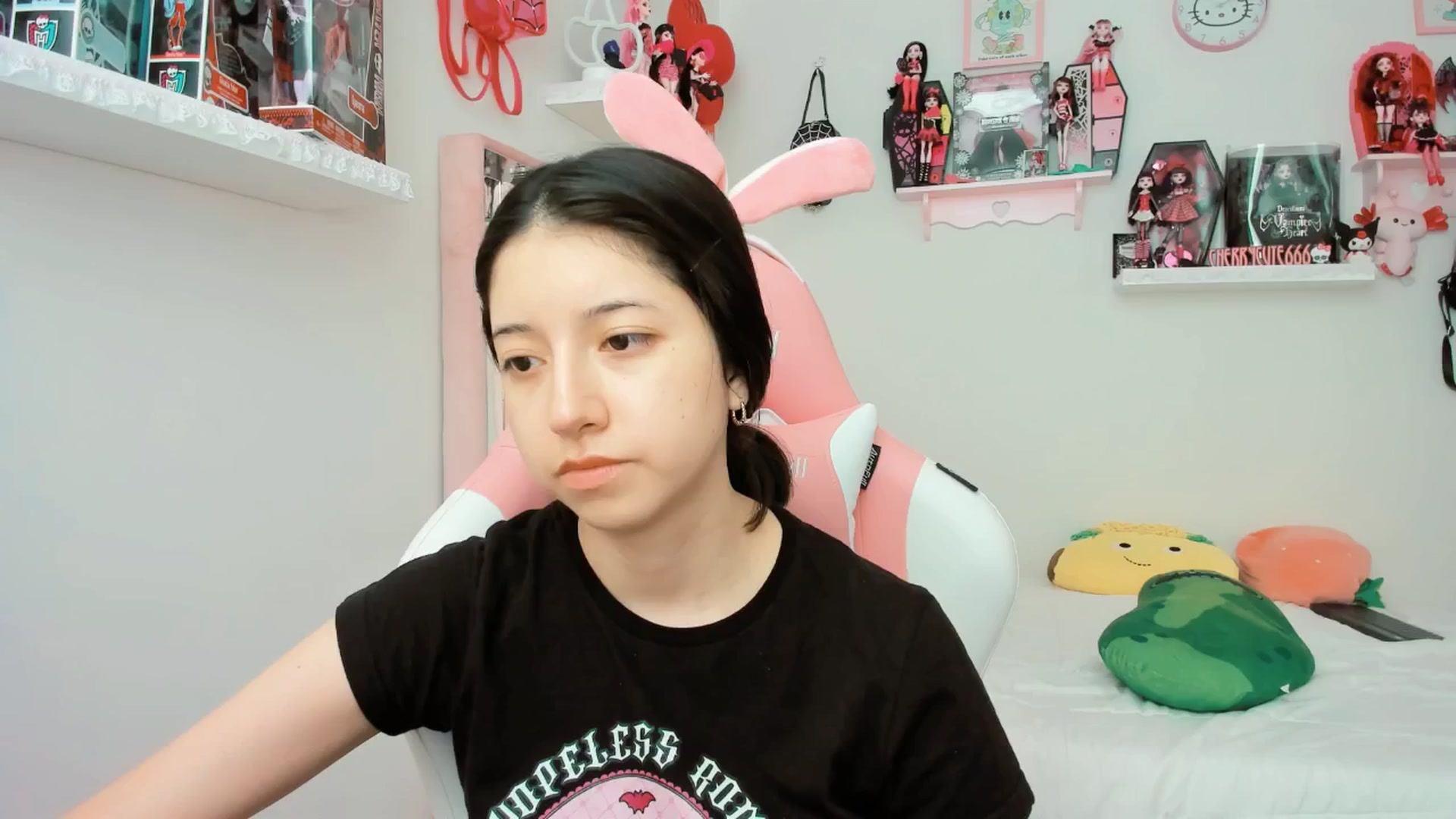Gallery image thumbnail from Cherrycute666's myfreecams stream on, 04/07/2025, 17:46 image 10 of 20