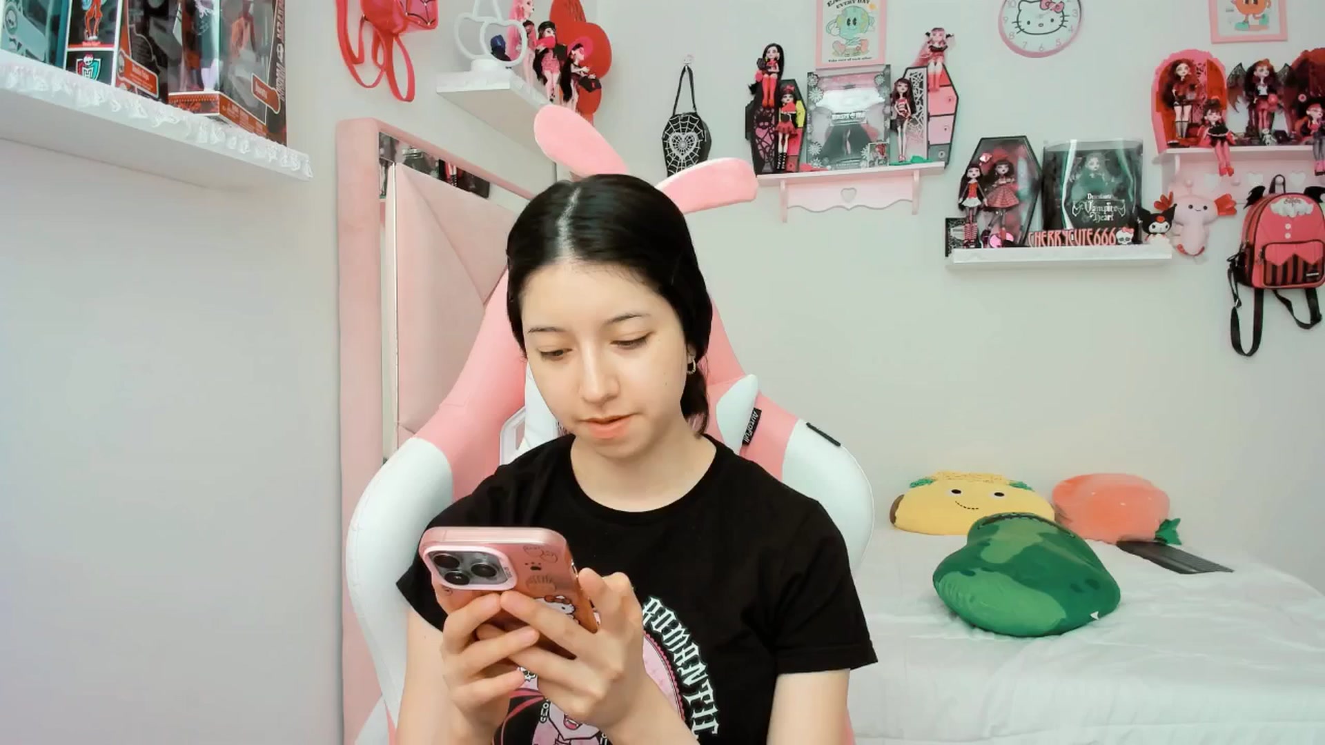 Gallery image thumbnail from Cherrycute666's myfreecams stream on, 04/07/2025, 17:46 image 2 of 20