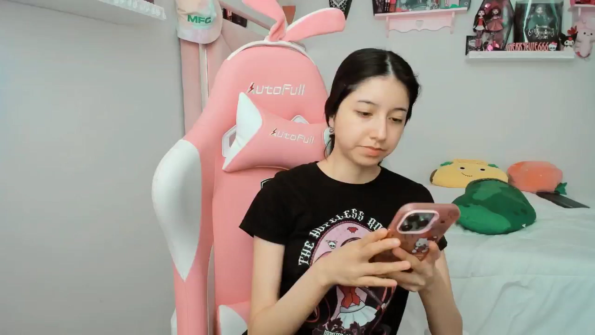 Gallery image thumbnail from Cherrycute666's myfreecams stream on, 04/07/2025, 18:07 image 11 of 20