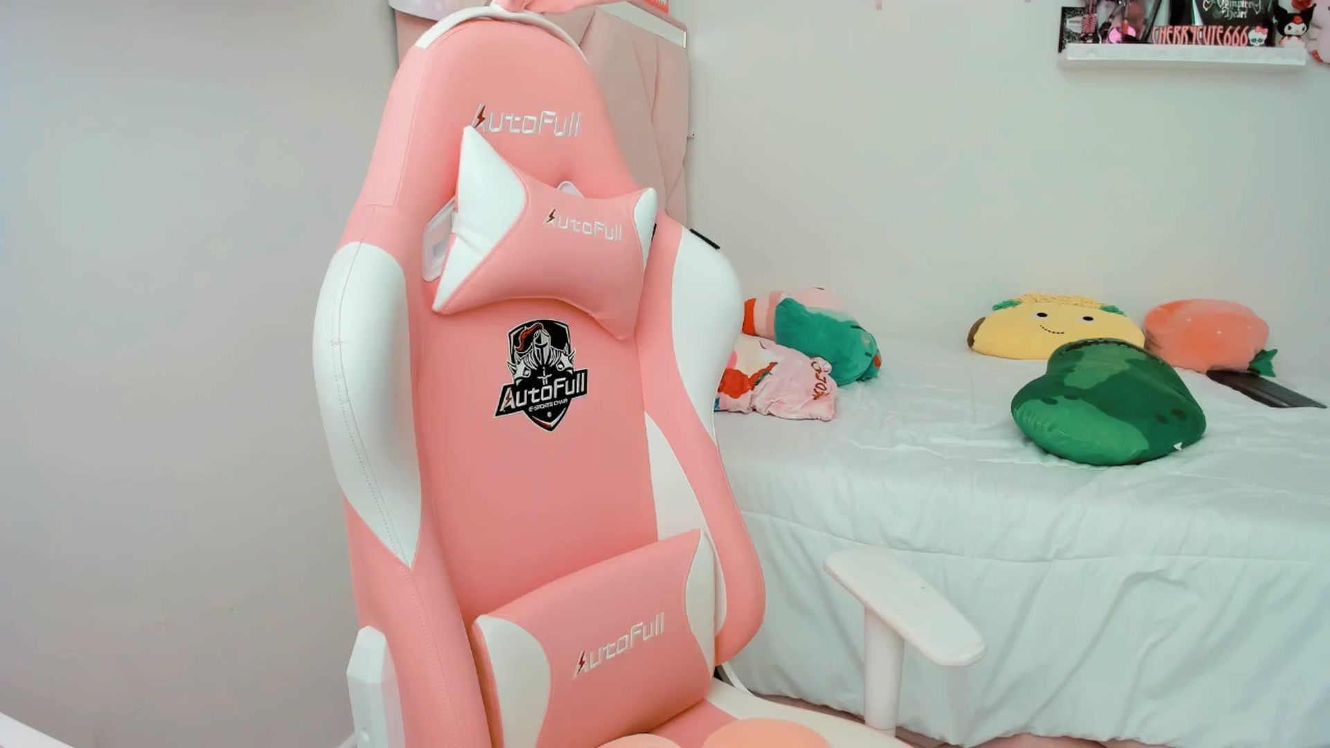 Gallery image thumbnail from Cherrycute666's myfreecams stream on, 04/07/2025, 18:07 image 8 of 20
