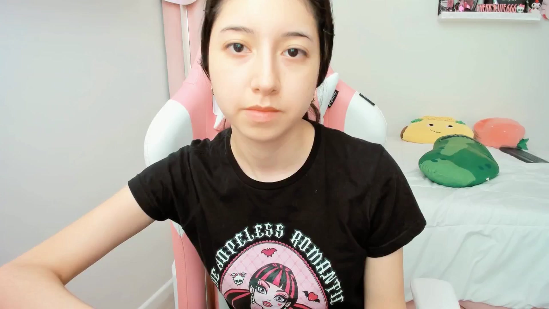 Gallery image thumbnail from Cherrycute666's myfreecams stream on, 04/07/2025, 18:07 image 5 of 20