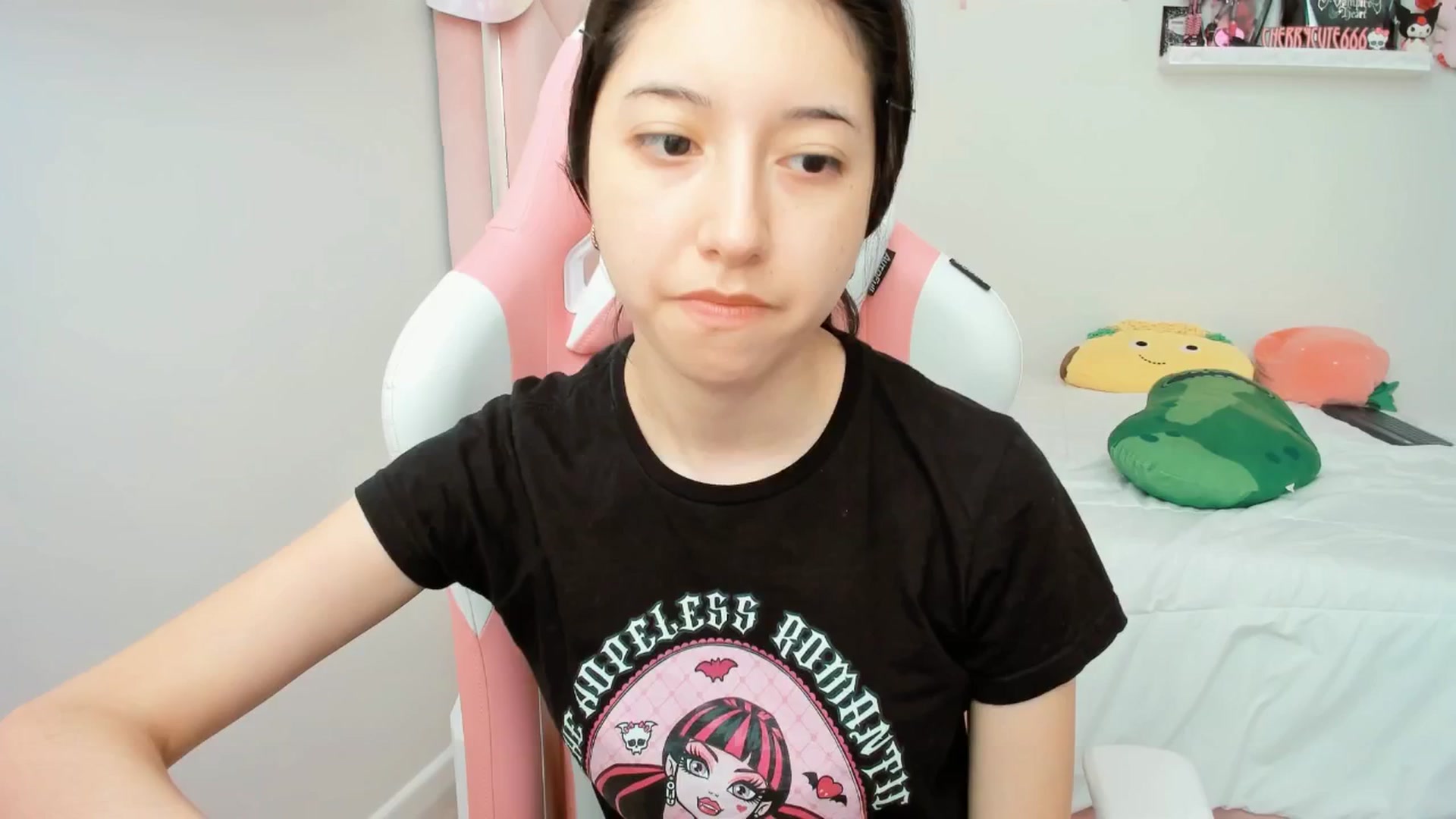 Gallery image thumbnail from Cherrycute666's myfreecams stream on, 04/07/2025, 18:07 image 6 of 20