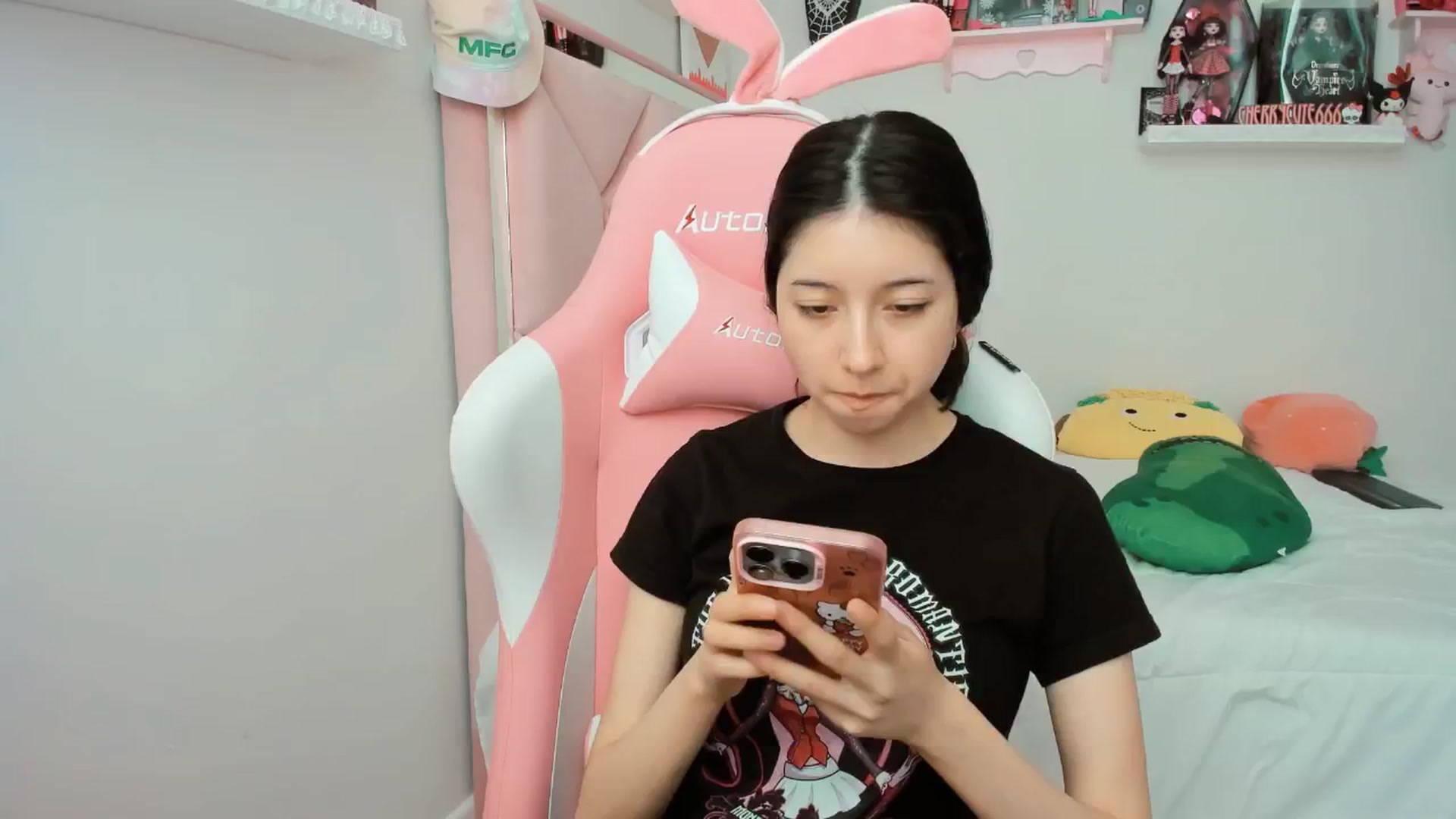 Gallery image thumbnail from Cherrycute666's myfreecams stream on, 04/07/2025, 18:07 image 15 of 20