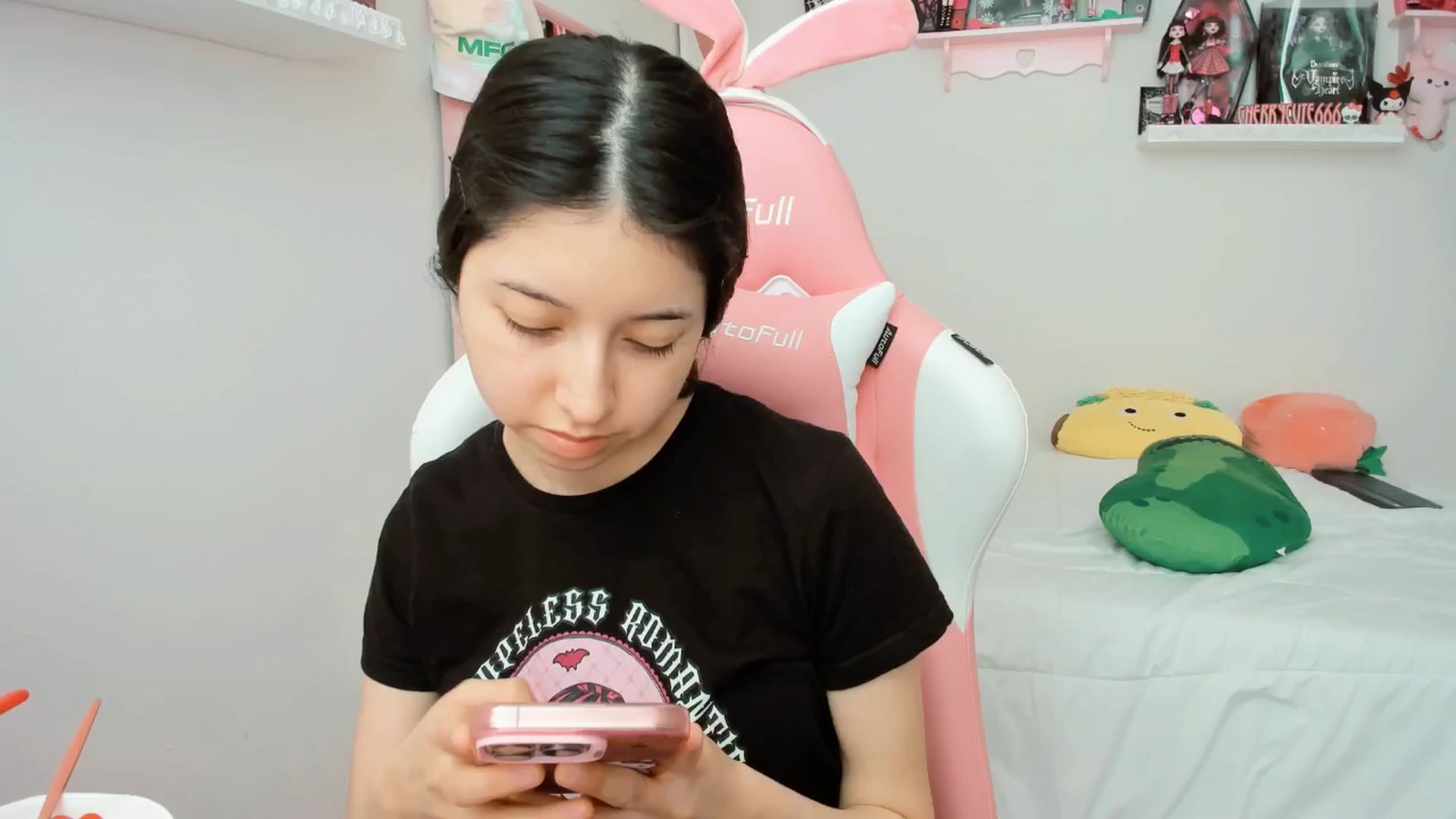 Gallery image thumbnail from Cherrycute666's myfreecams stream on, 04/07/2025, 18:07 image 17 of 20