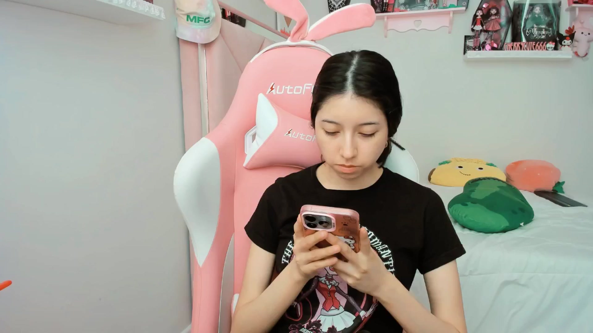 Gallery image thumbnail from Cherrycute666's myfreecams stream on, 04/07/2025, 18:07 image 16 of 20