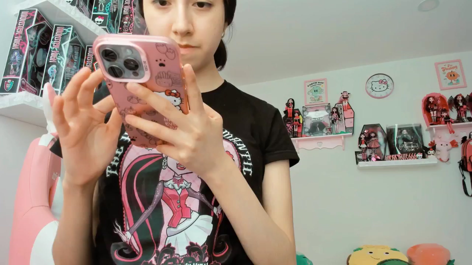 Gallery image thumbnail from Cherrycute666's myfreecams stream on, 04/07/2025, 18:07 image 3 of 20