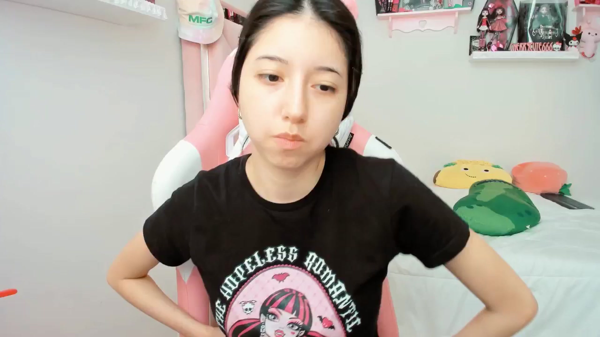 Gallery image thumbnail from Cherrycute666's myfreecams stream on, 04/07/2025, 18:07 image 13 of 20