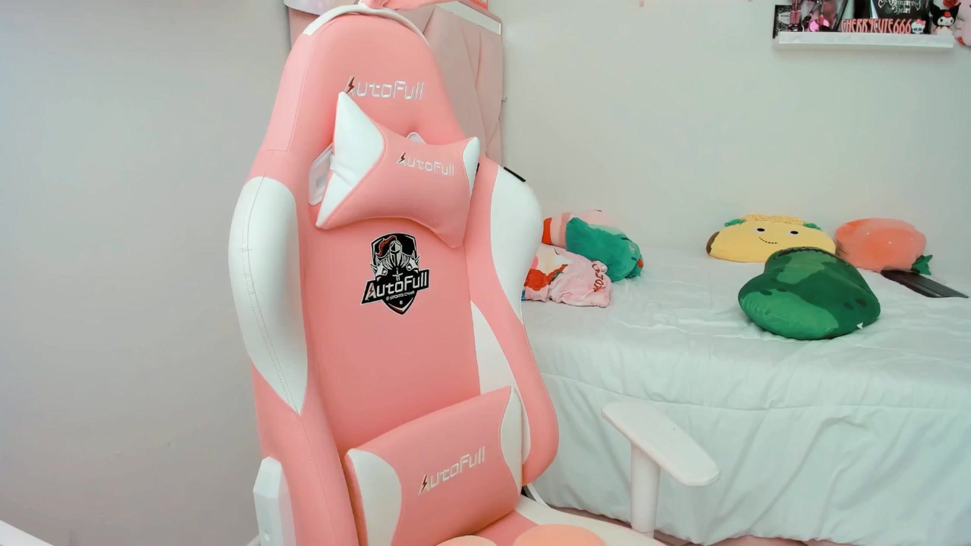 Gallery image thumbnail from Cherrycute666's myfreecams stream on, 04/07/2025, 18:07 image 10 of 20