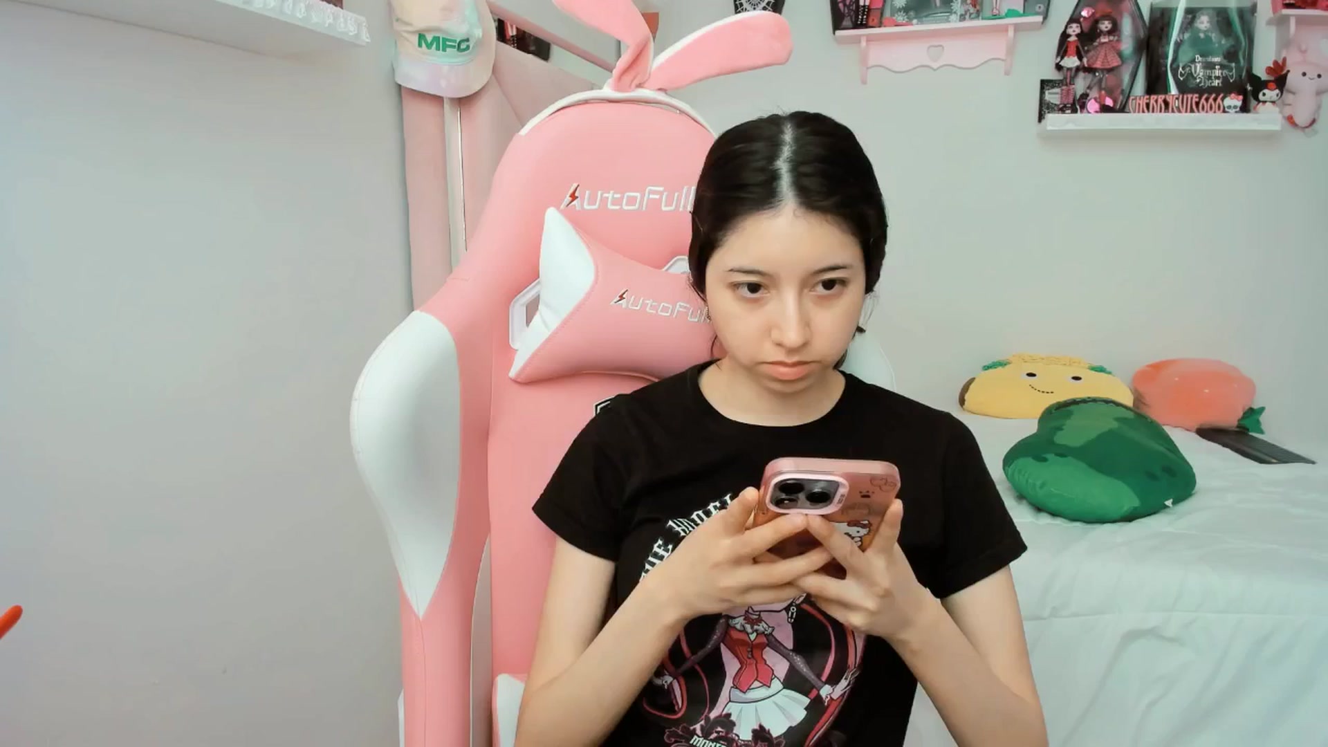 Gallery image thumbnail from Cherrycute666's myfreecams stream on, 04/07/2025, 18:07 image 14 of 20