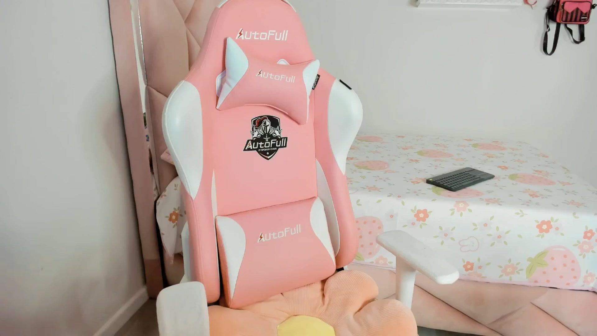 Gallery image thumbnail from Cherrycute666's myfreecams stream on, 04/08/2025, 05:36 image 12 of 20